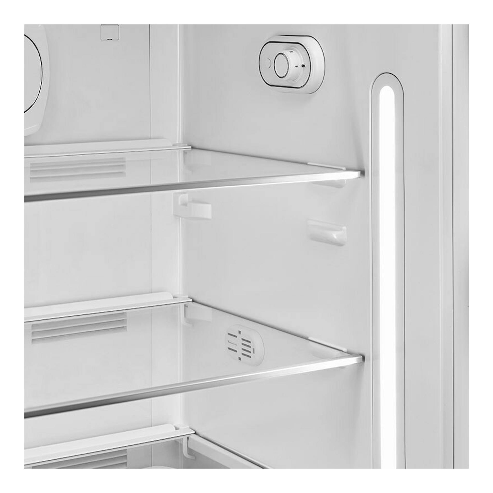 Interior de frigorífico Smeg FAB28ROR6 blanco, con baldas de cristal y luz LED vertical.