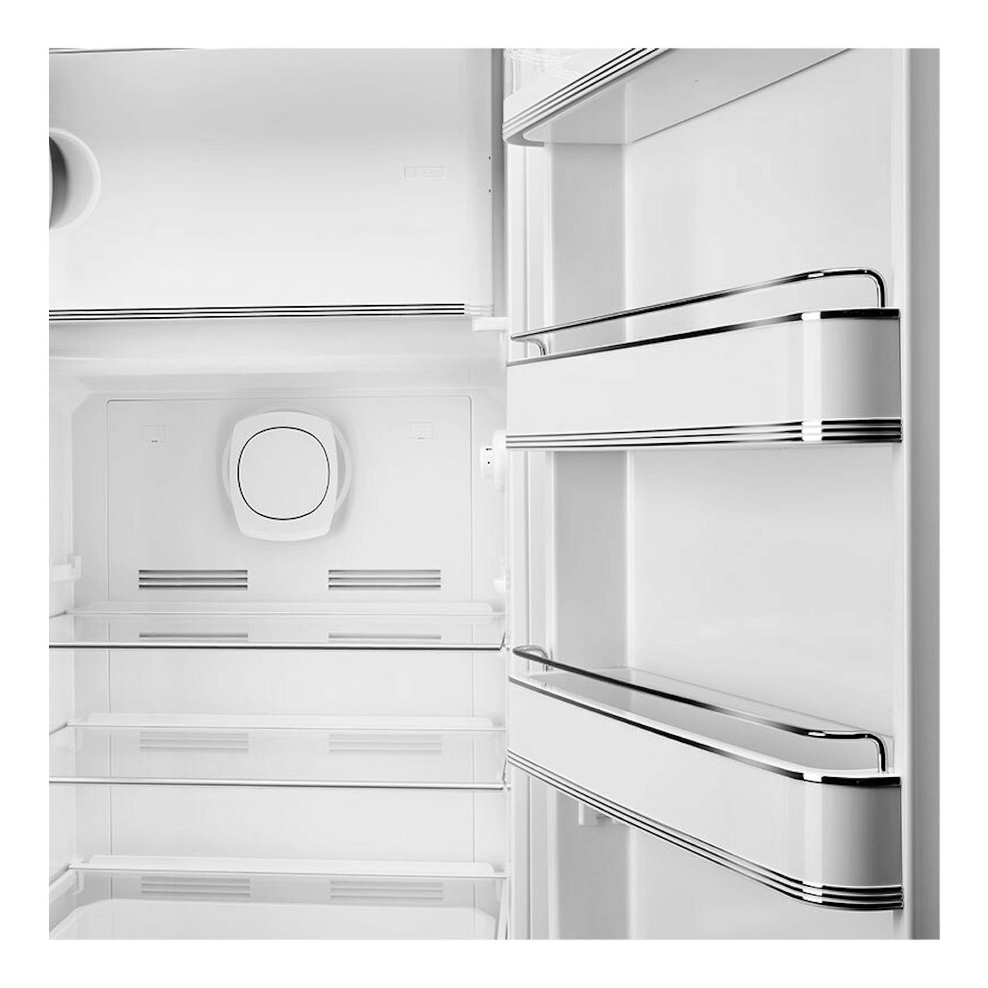 Interior de frigorífico Smeg FAB28ROR6 naranja, vista frontal, con estantes blancos y baldas en la puerta.