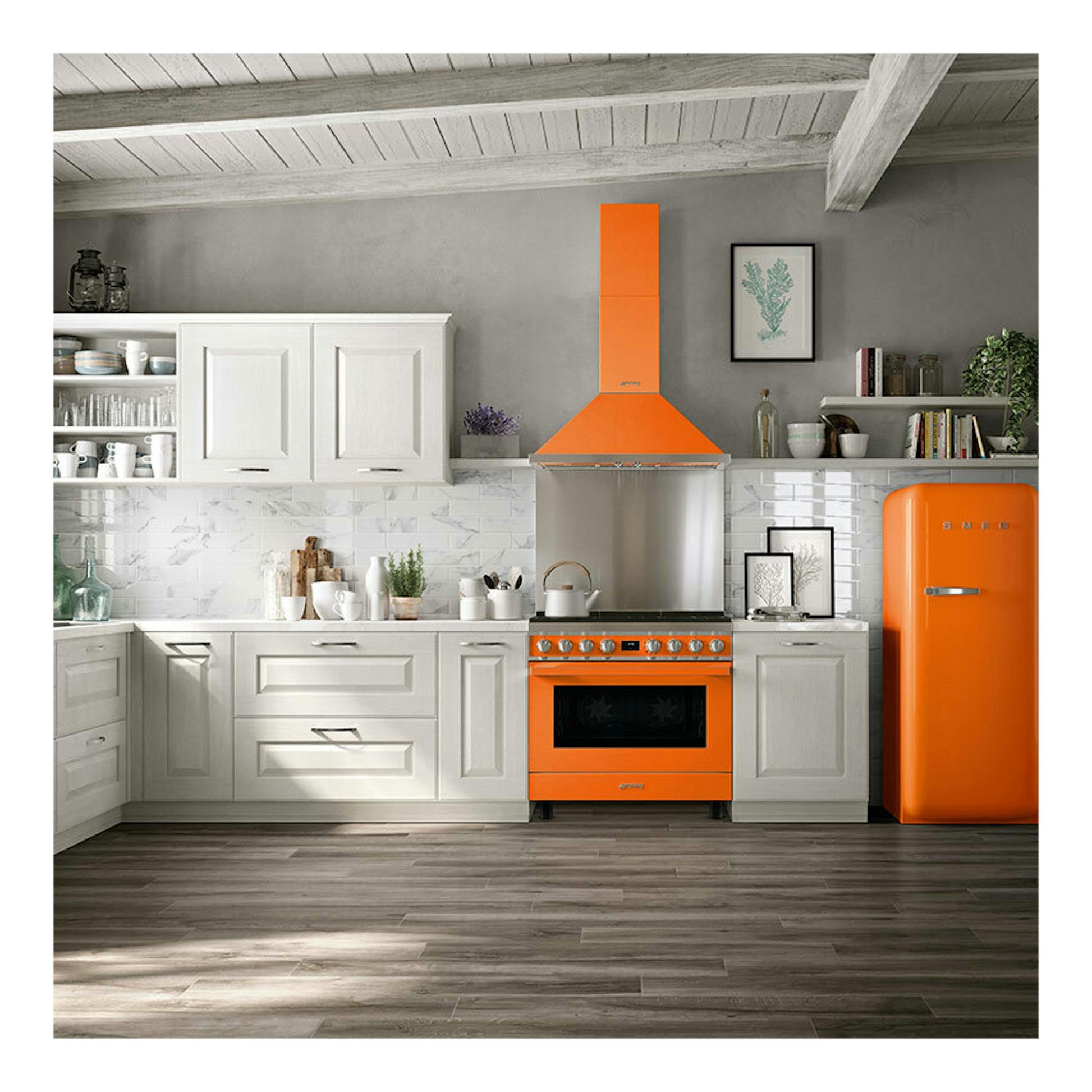 Frigorífico Smeg FAB28ROR6 naranja, vista frontal, junto a cocina y campana naranjas en una cocina blanca.