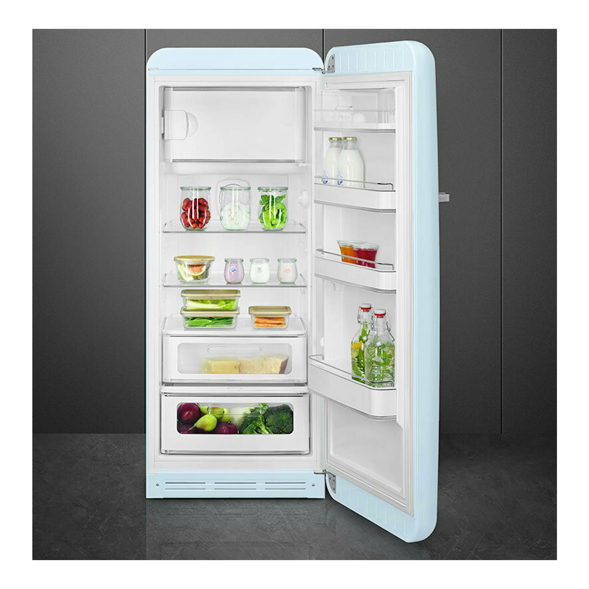 Frigorífico Smeg FAB28RPB6 azul, visto de frente con la puerta abierta y estantes interiores visibles.