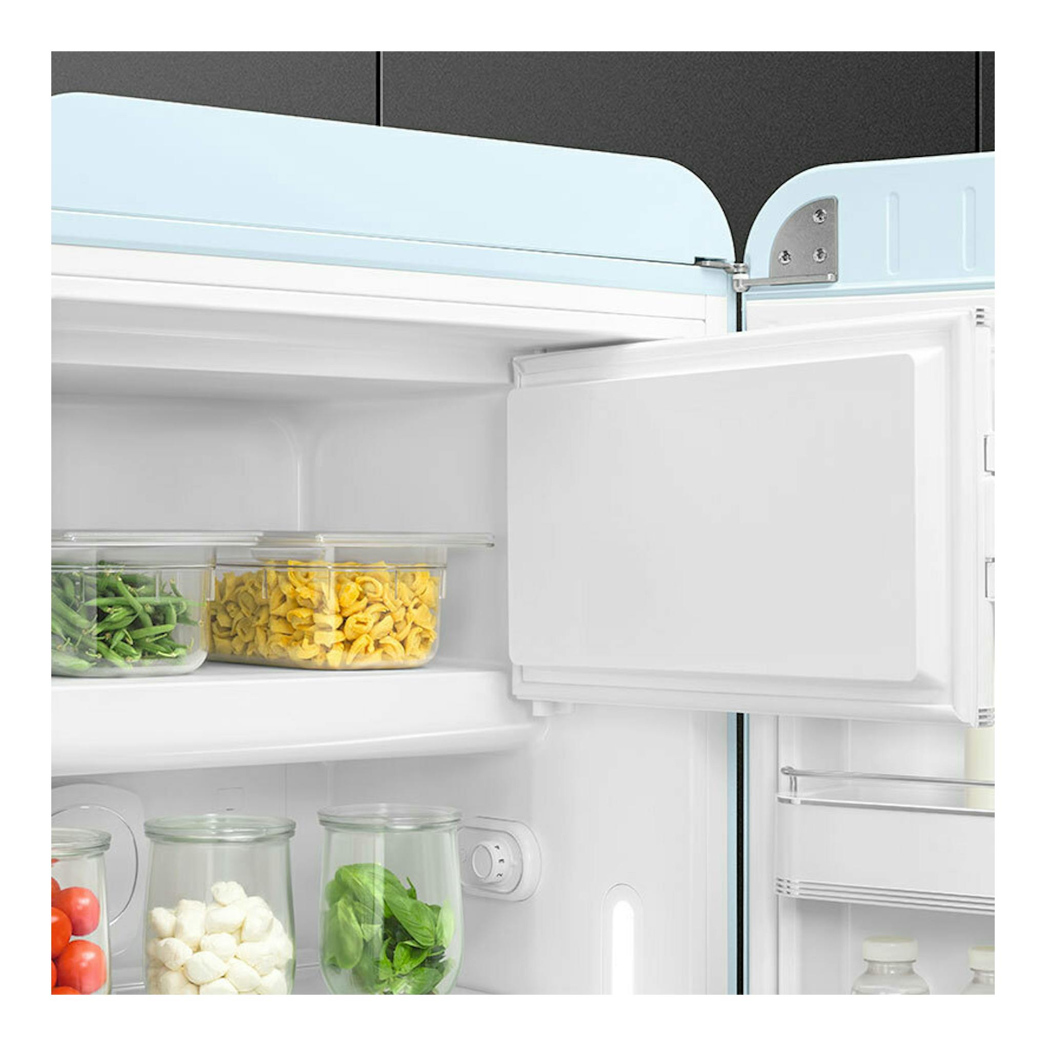 Interior de frigorífico Smeg FAB28RPB6 azul, con la puerta abierta y estantes con alimentos.