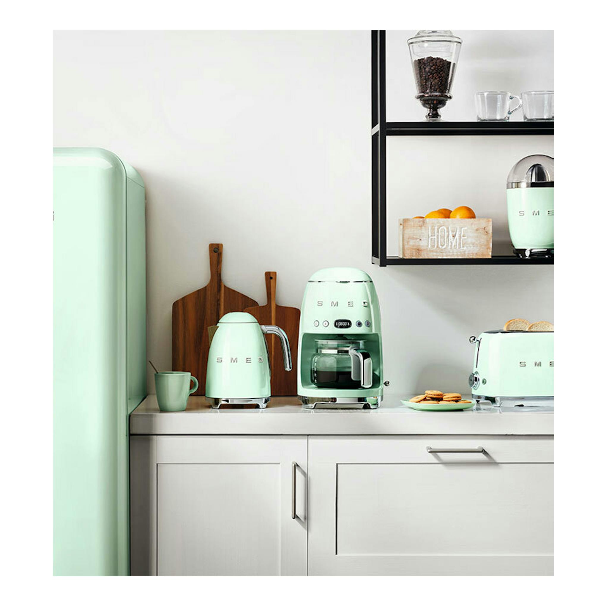 Frigorífico Smeg FAB28RPG6 verde agua, vista frontal parcial en cocina.