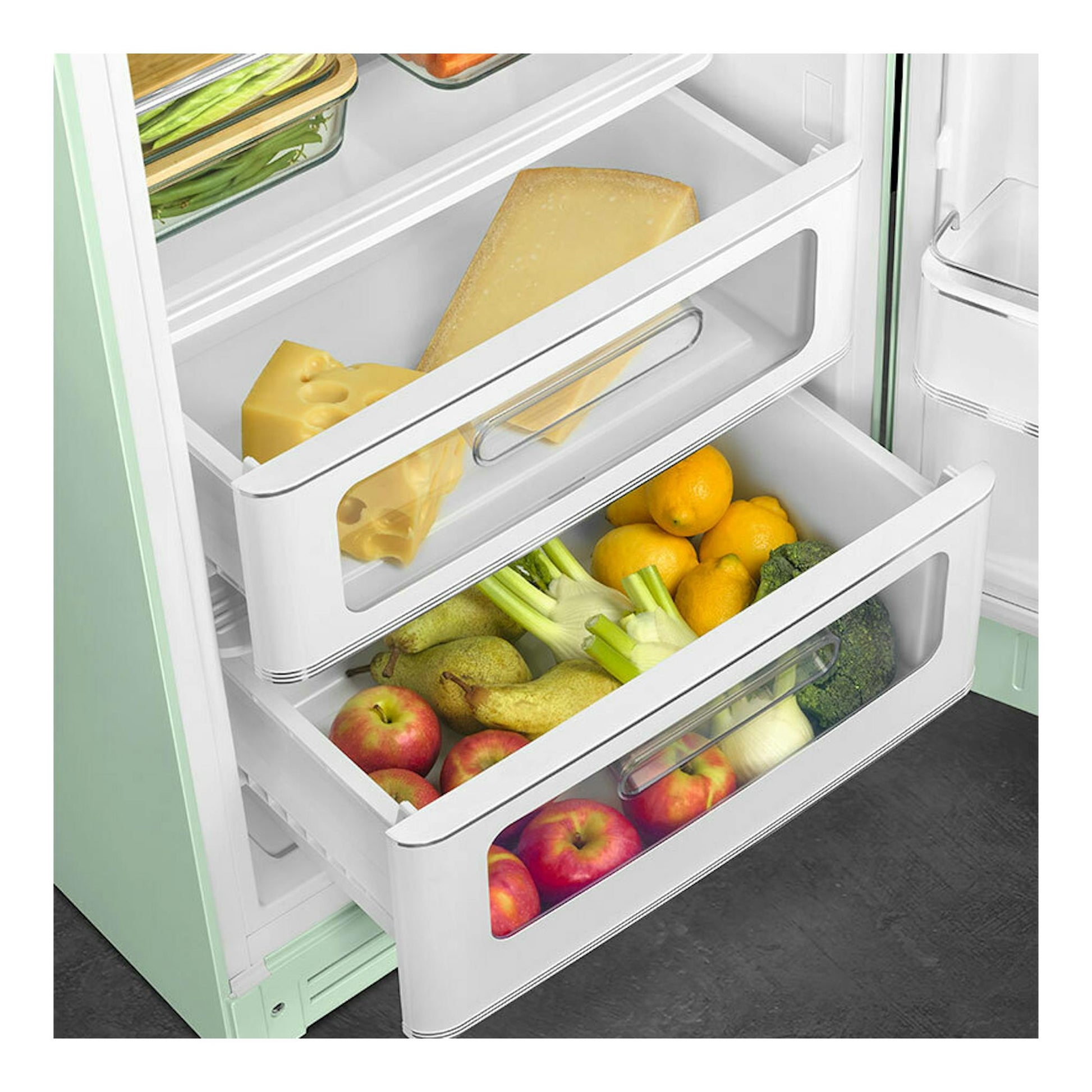 Frigorífico Smeg FAB28RPG6 verde agua, vista interior con cajones abiertos y fruta y verduras.