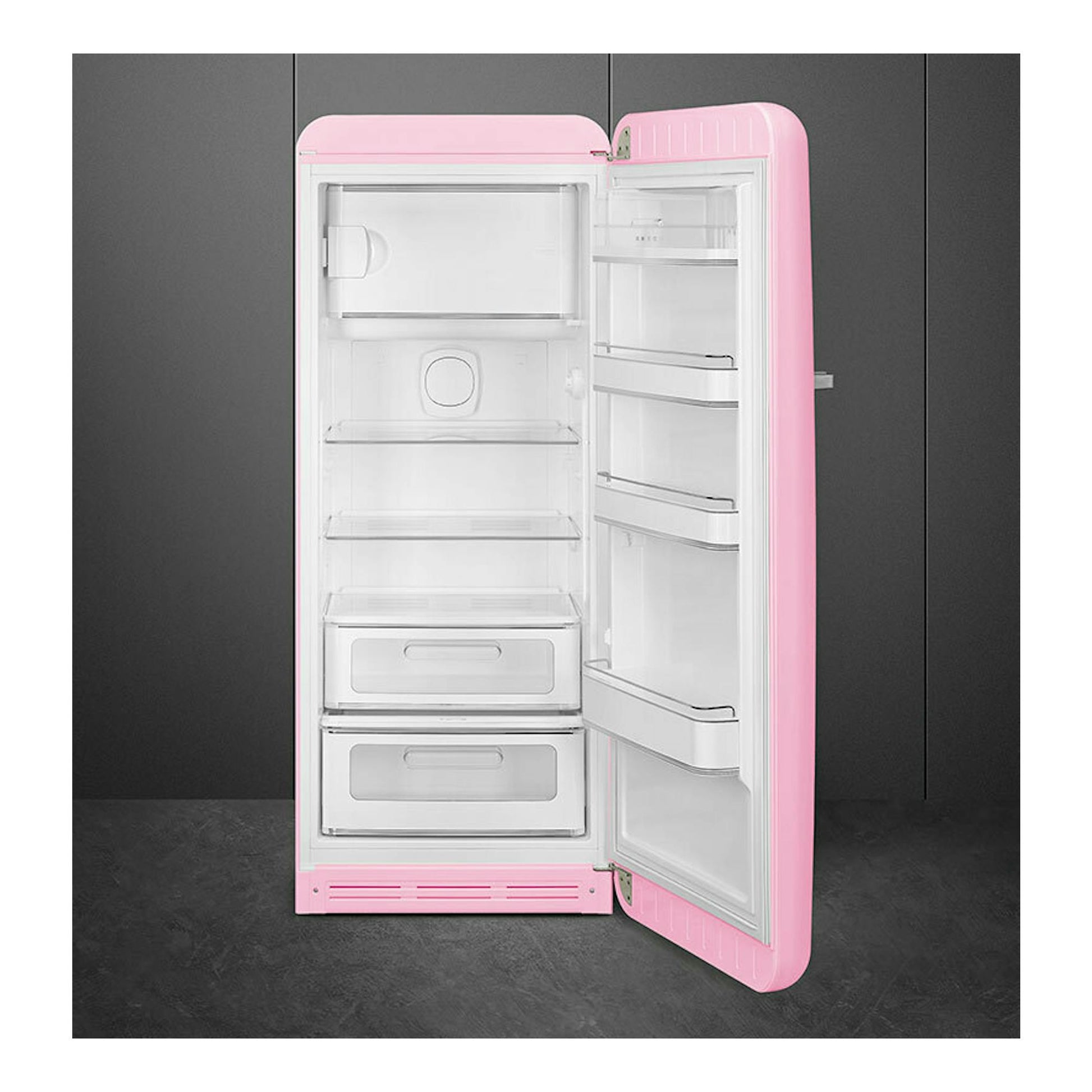 Frigorífico Smeg FAB28RPK6 rosa, vista frontal con la puerta abierta y estantes interiores visibles.
