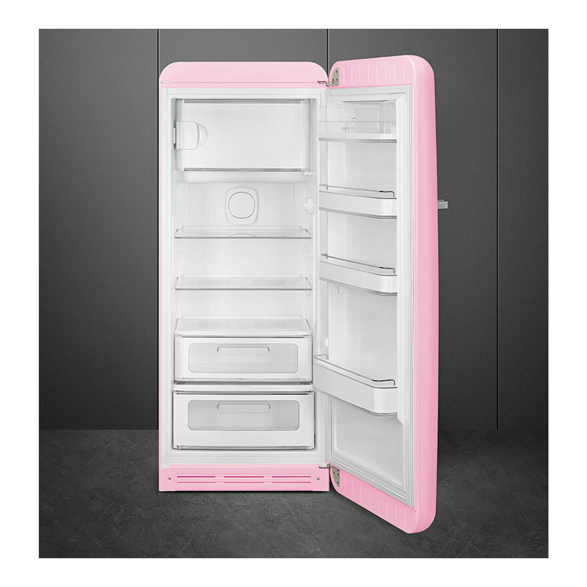 Frigorífico Smeg FAB28RPK6 rosa, vista frontal con la puerta abierta y estantes interiores visibles.