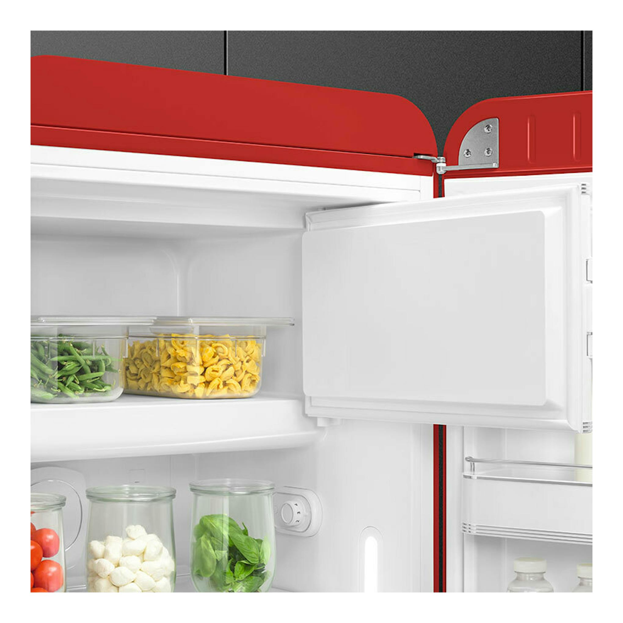Frigorífico Smeg FAB28RRD6 rojo, vista interior con la puerta abierta y recipientes en las baldas.
