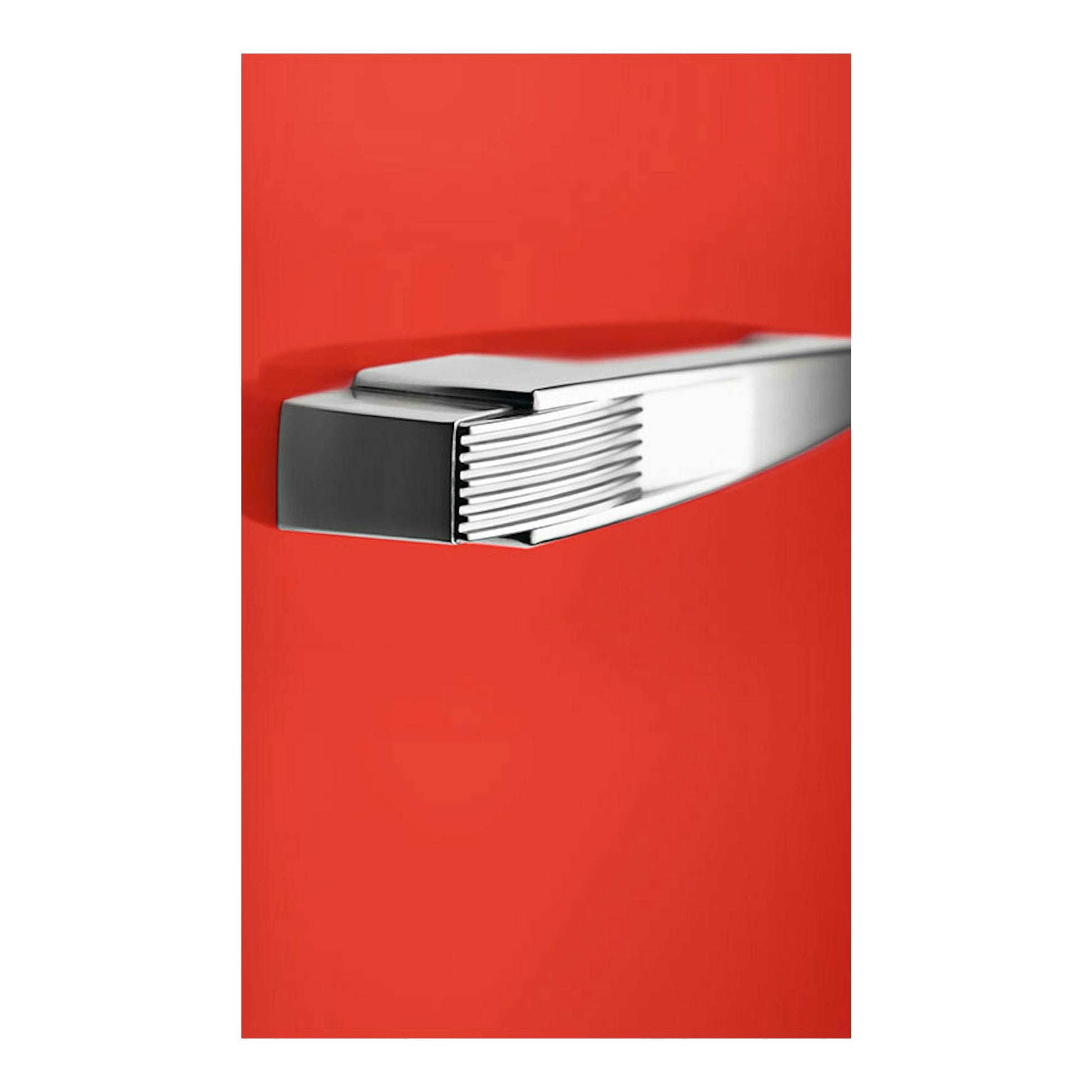 Detalle en primer plano del tirador cromado de un frigorífico Smeg FAB28RRD6 rojo.