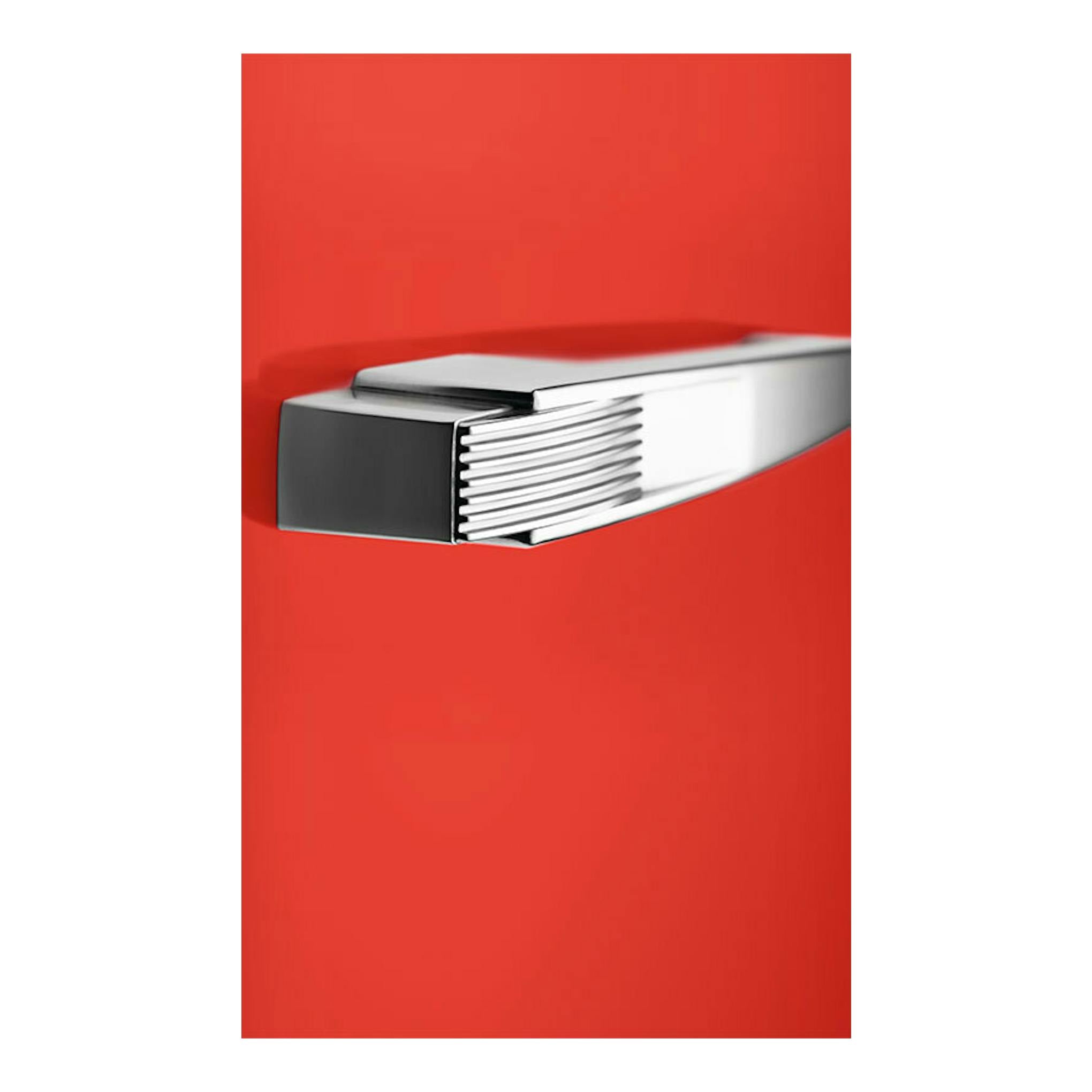 Detalle en primer plano del tirador cromado de un frigorífico Smeg FAB28RRD6 rojo.