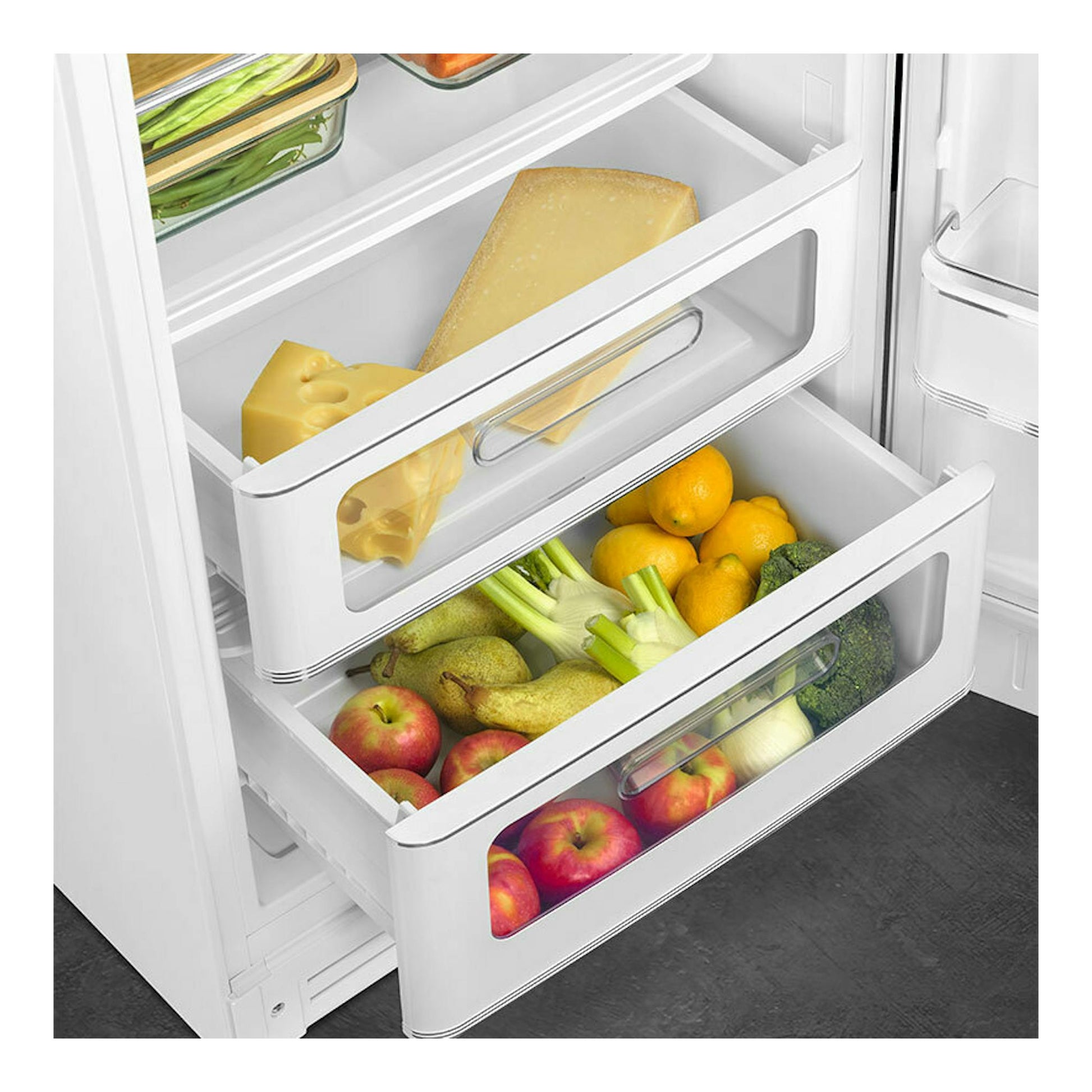 Vista interior de frigorífico Smeg FAB28RWH6 blanco, con cajones abiertos y frutas, verduras y queso.