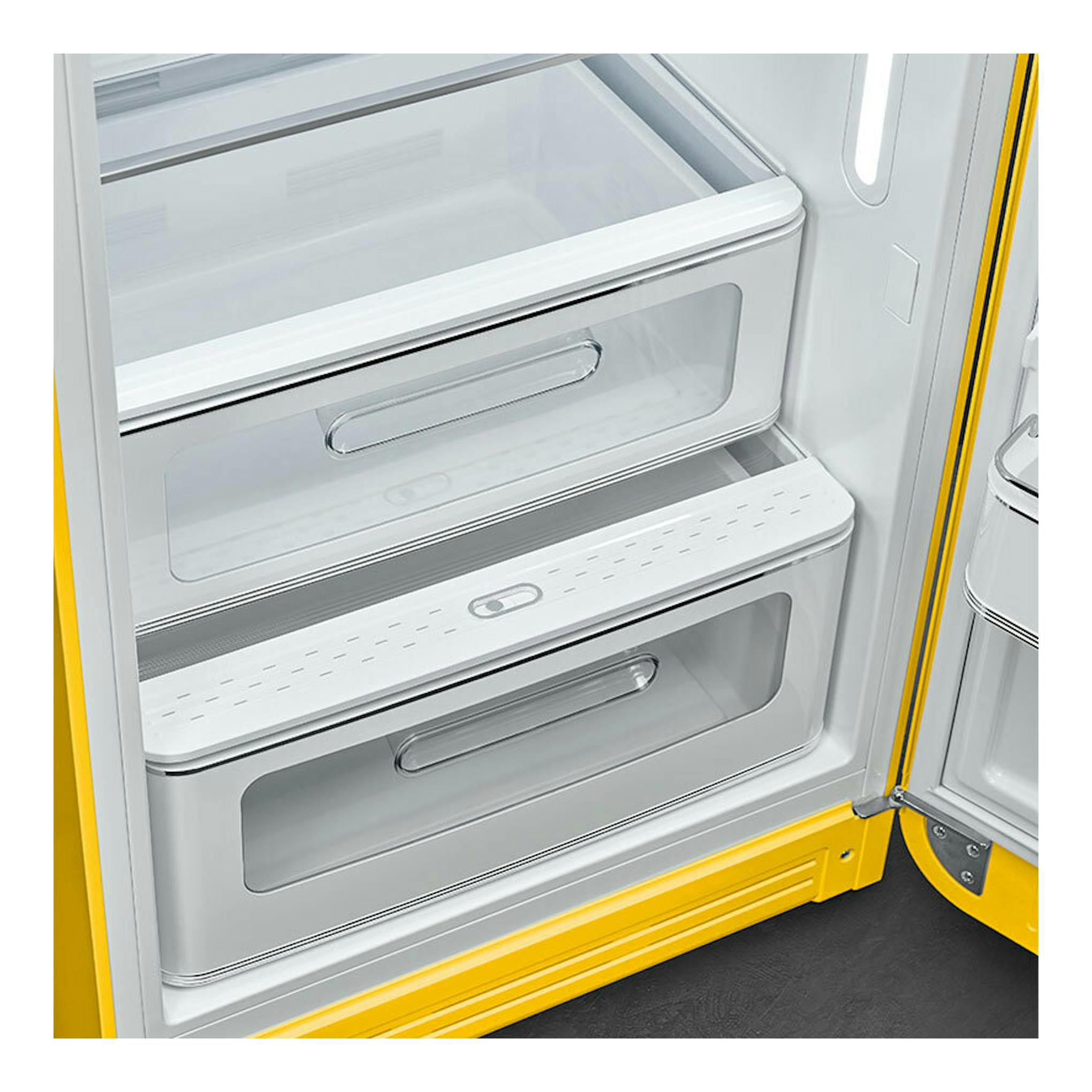 Interior de frigorífico Smeg FAB28RYW6 amarillo, con cajones transparentes y puerta abierta.