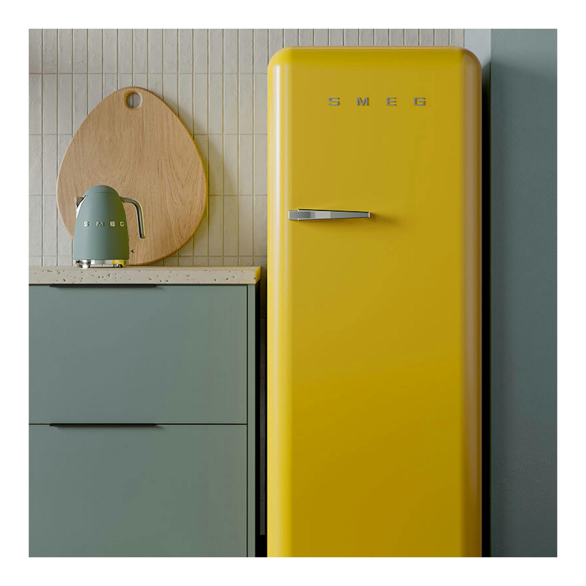 Frigorífico Smeg FAB28RYW6 amarillo, vista frontal, con puerta de una hoja y tirador cromado.
