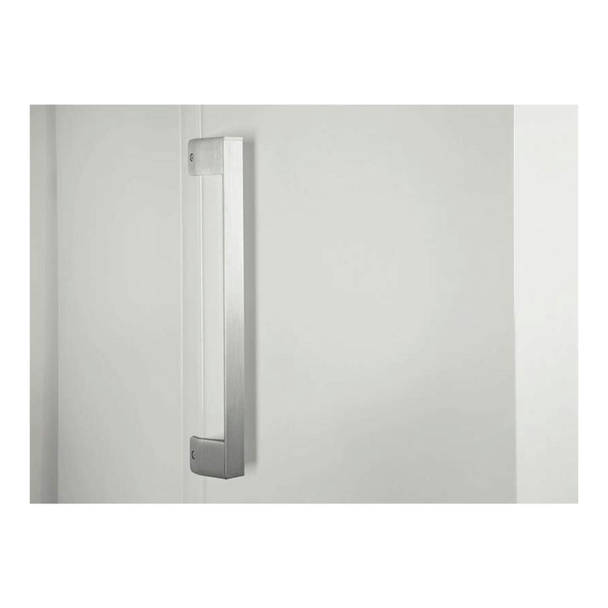 Primer plano del tirador vertical de un frigorífico Whirlpool SW6A2QW2 blanco, vista frontal.