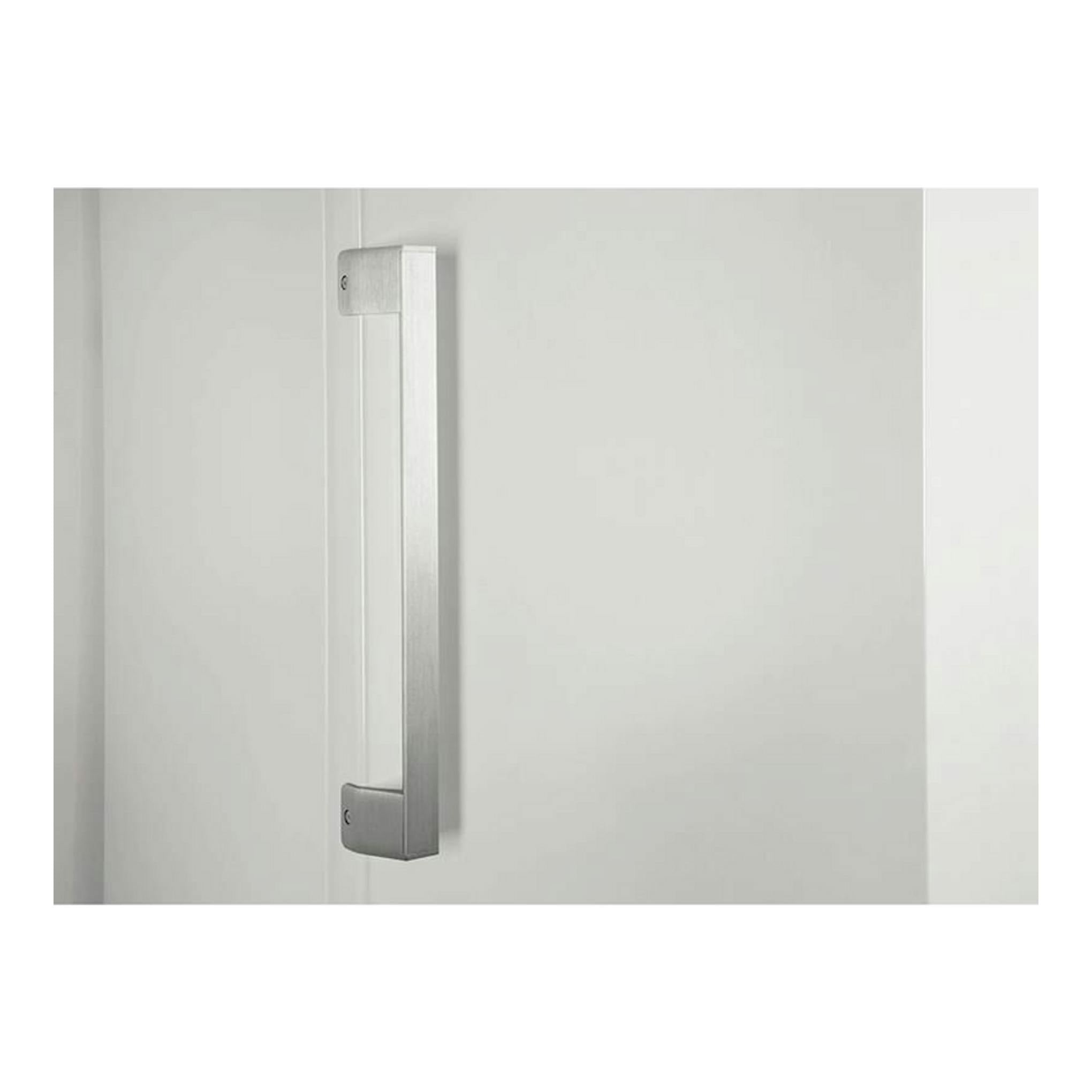 Primer plano del tirador vertical de un frigorífico Whirlpool SW6A2QW2 blanco, vista frontal.