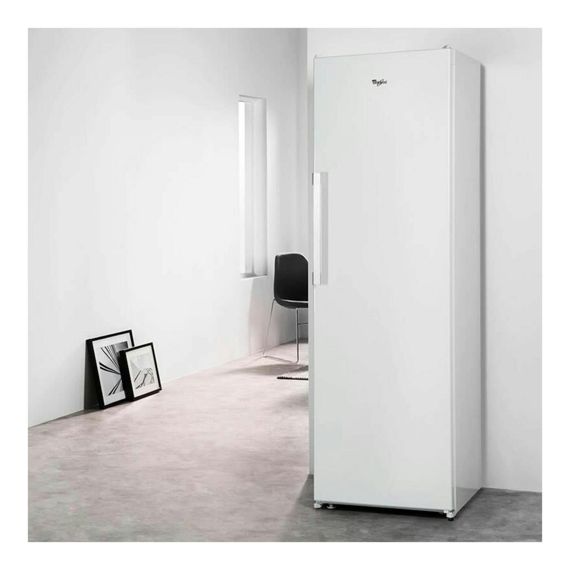 Frigorífico blanco de una puerta Whirlpool SW6A2QW2, vista frontal en un interior minimalista.