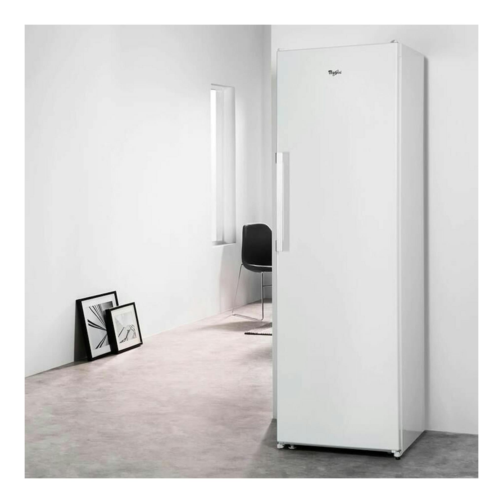 Frigorífico blanco de una puerta Whirlpool SW6A2QW2, vista frontal en un interior minimalista.