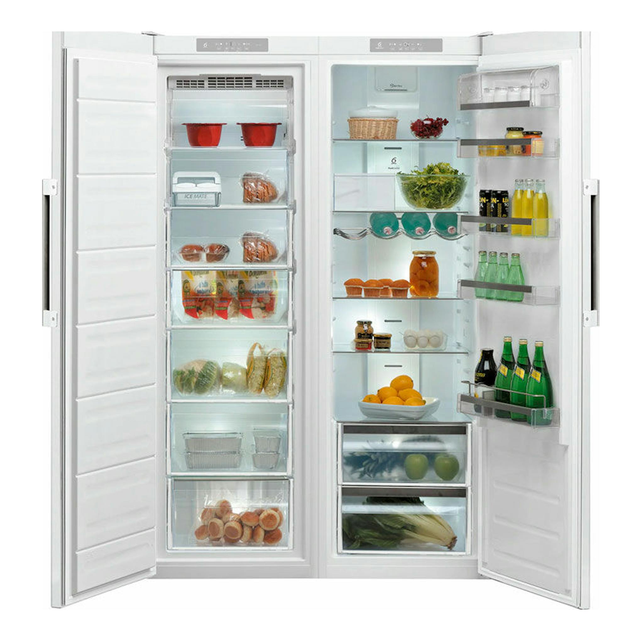 Frigorífico Whirlpool SW8AM2YWR2 blanco, vista frontal abierta con estantes y cajones llenos de alimentos.
