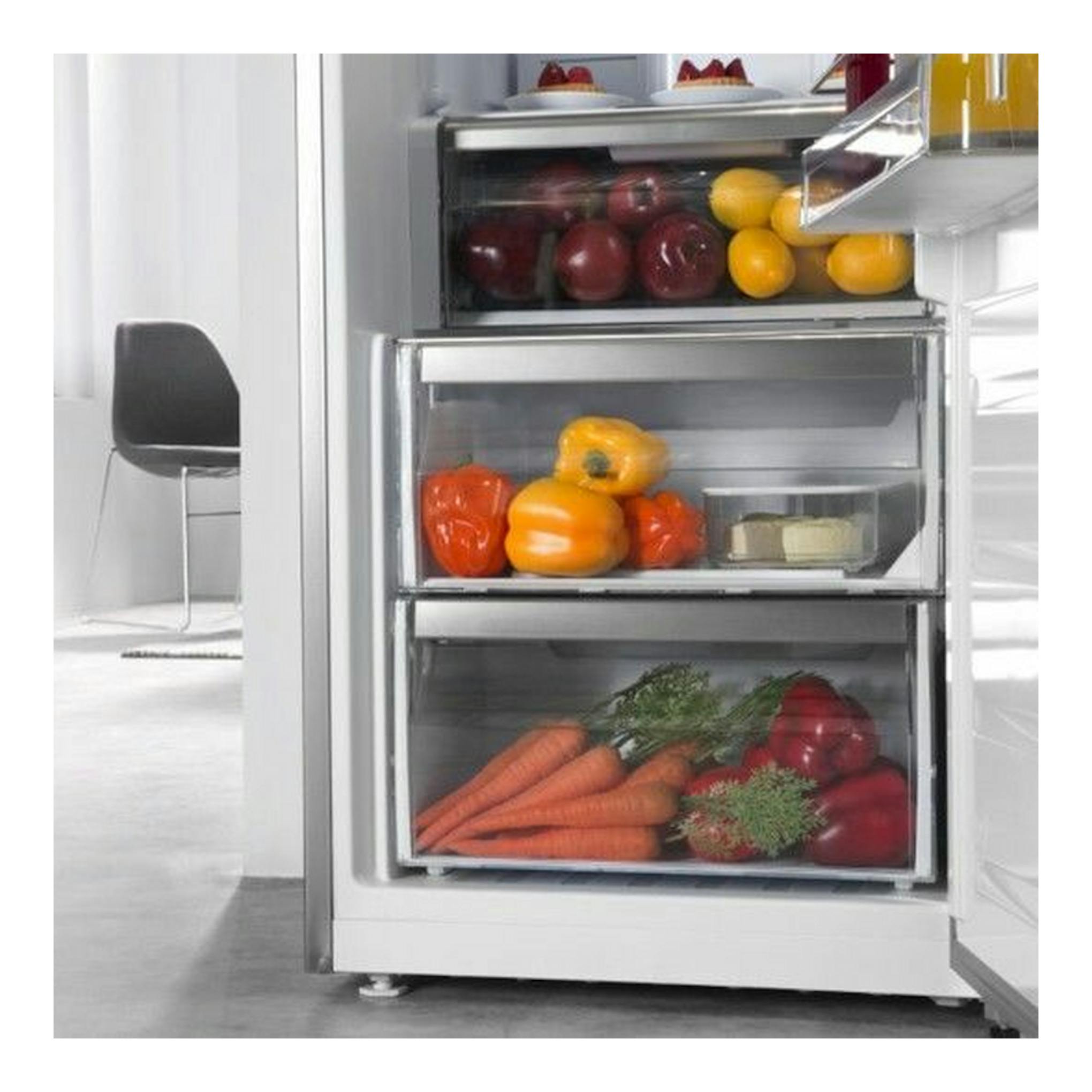 Frigorífico Whirlpool SW8AM2YXR2 inox, puerta abierta, interior con cajones de frutas y verduras.