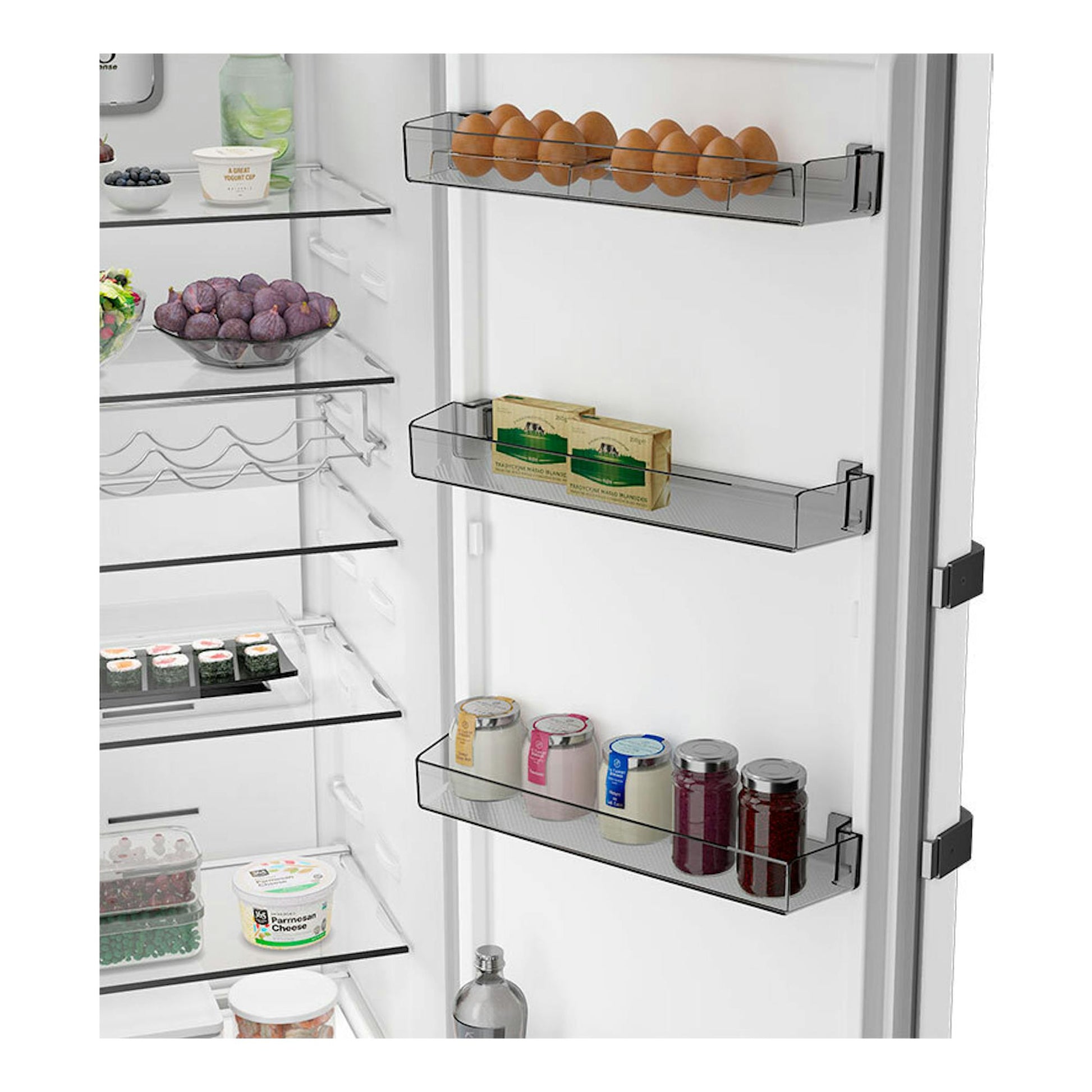 Interior de frigorífico Whirlpool WHMLF 6442 W4E blanco, con puerta abierta y baldas con huevos, tarros y alimentos.