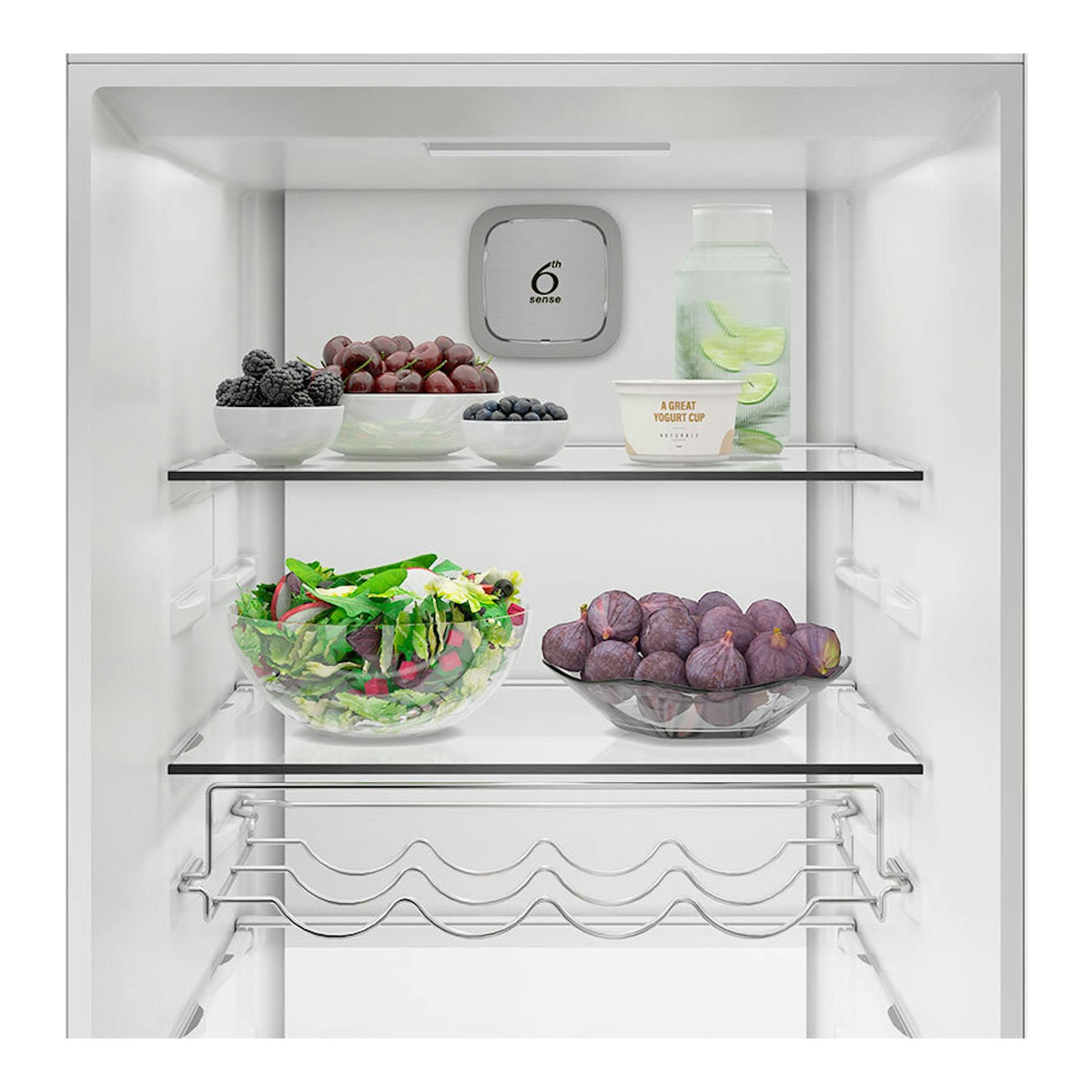 Interior frontal de frigorífico Whirlpool WHMLF 6442 W4E blanco, con estantes y frutas, ensalada y botella.