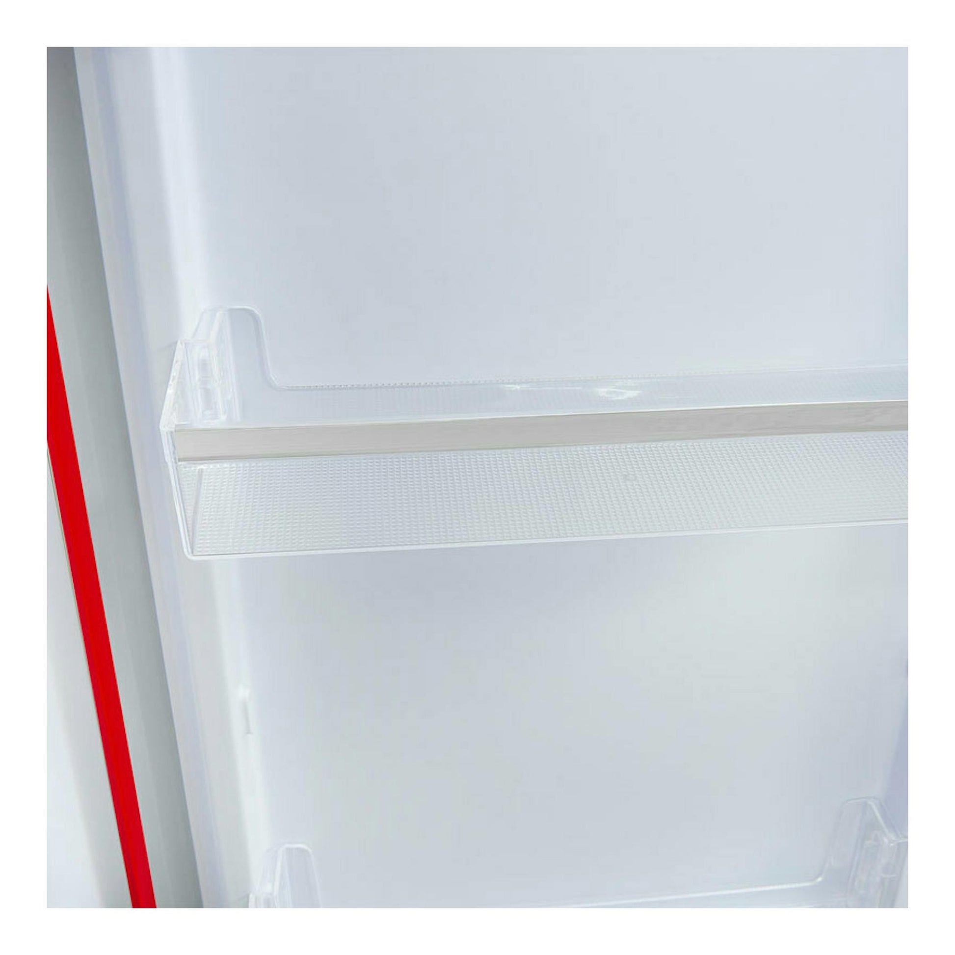 Interior de frigorífico blanco, detalle de estante y cajón transparente en vista frontal.