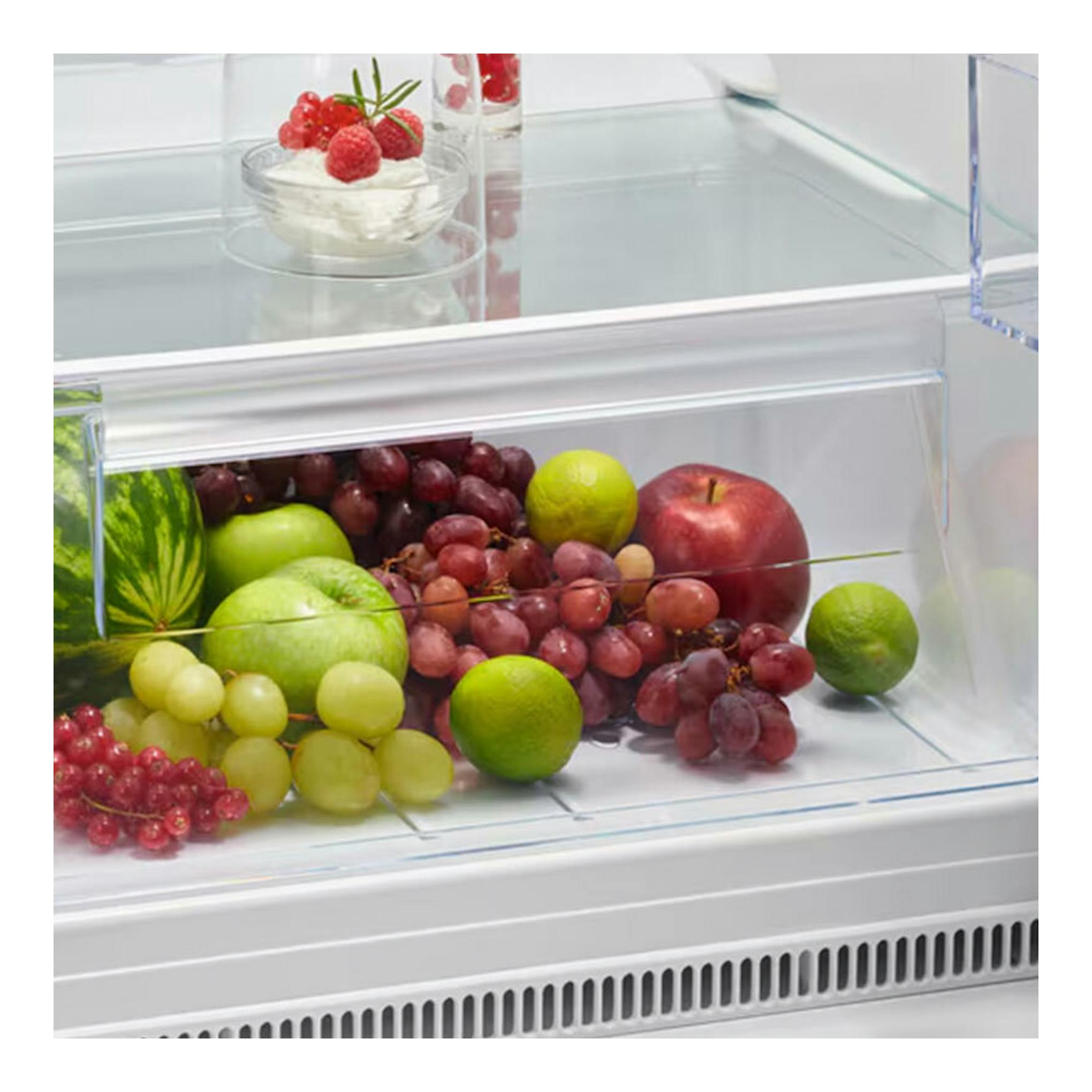 Interior de frigorífico AEG OSD5S161ES con cajón de cristal y bandeja de frutas, vista frontal.