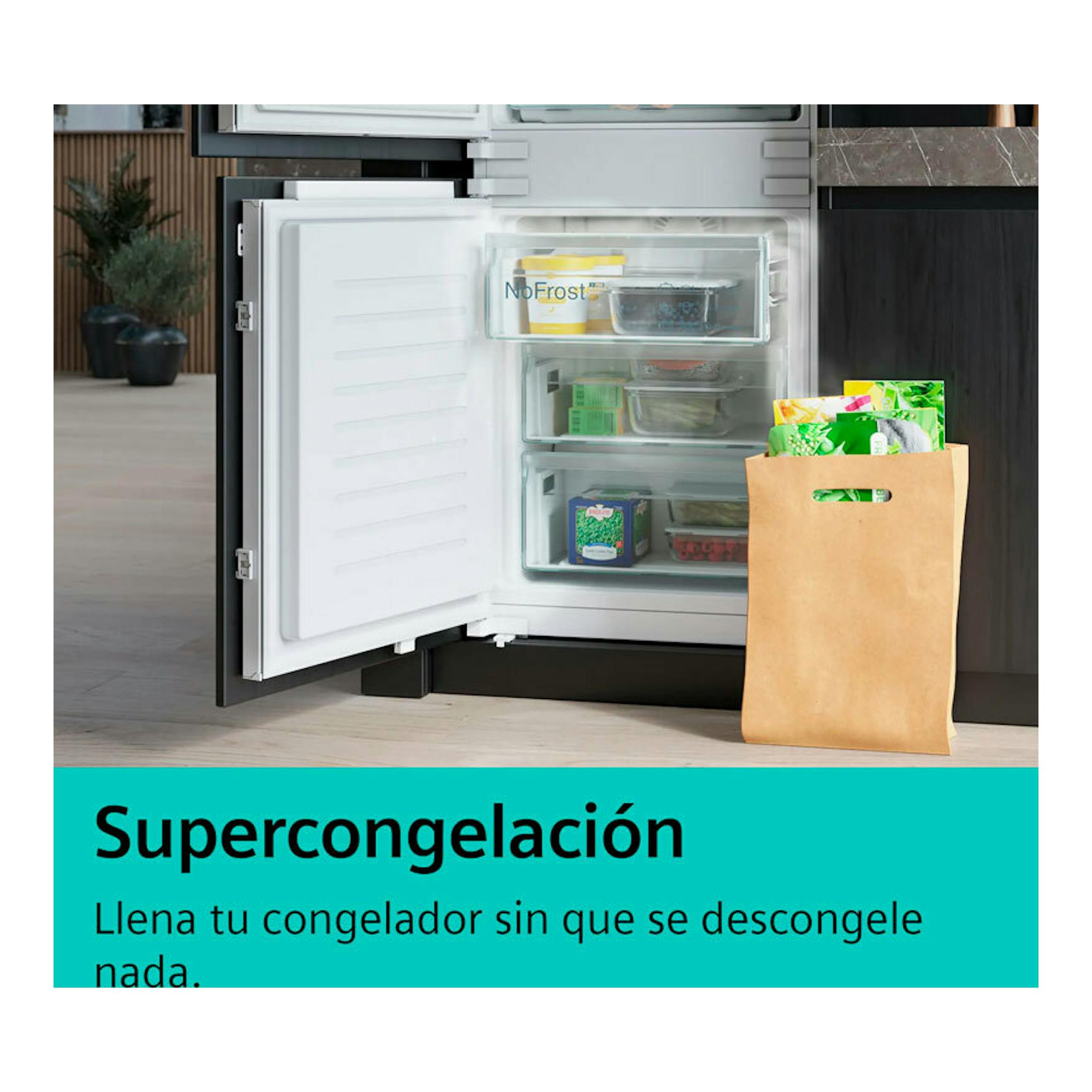 Frigorífico integrable Siemens KI86NHFE0, puerta abierta, interior blanco y cajones del congelador visibles.