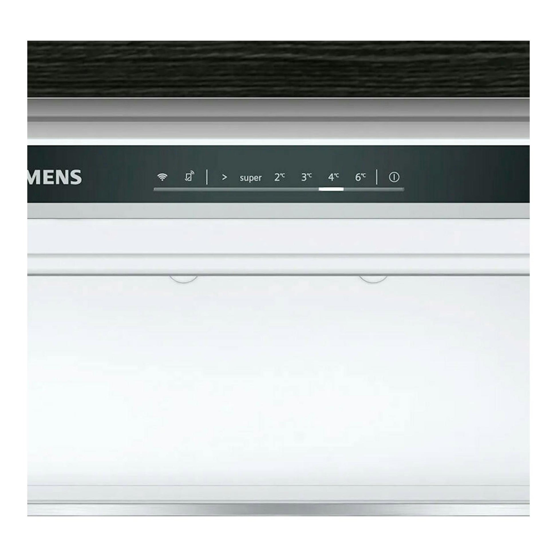 Frigorífico Siemens integrable blanco, vista frontal parcial del panel superior con controles de temperatura.