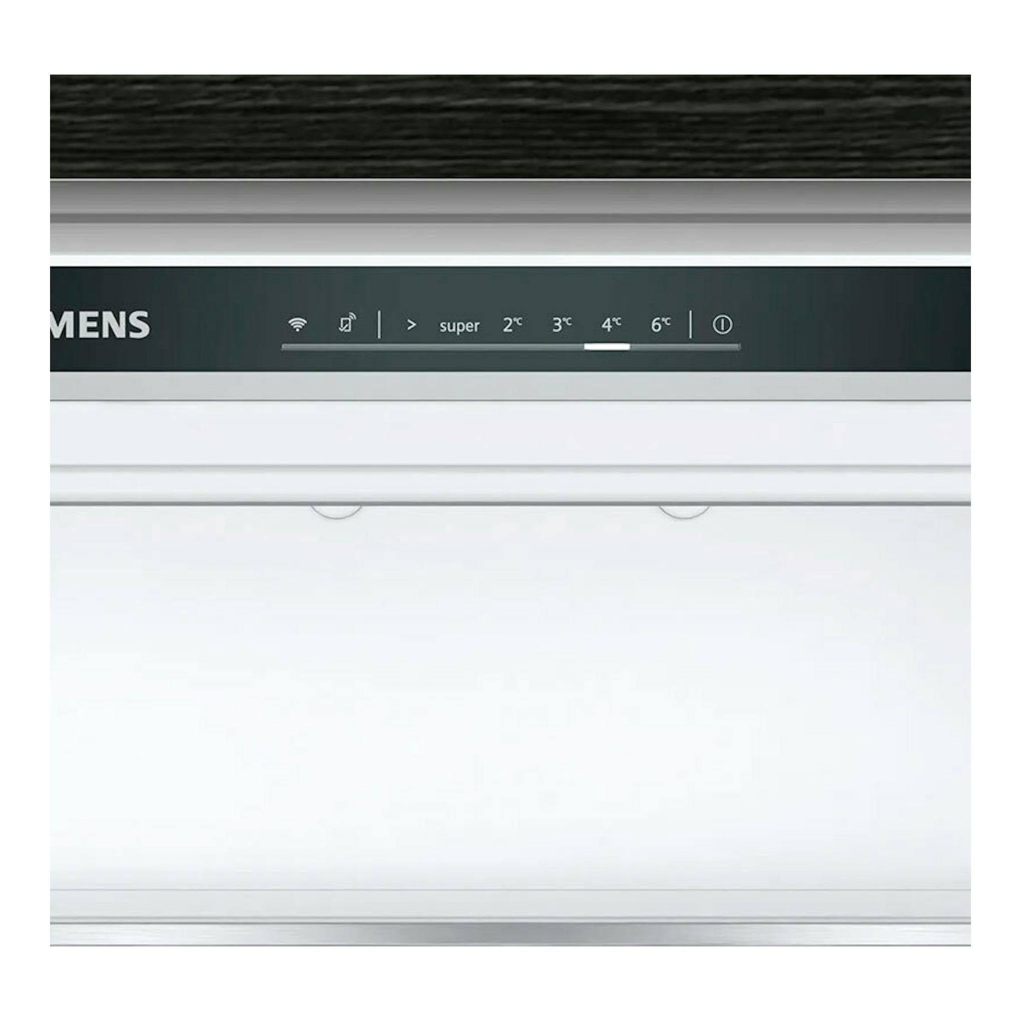Frigorífico Siemens integrable blanco, vista frontal parcial del panel superior con controles de temperatura.
