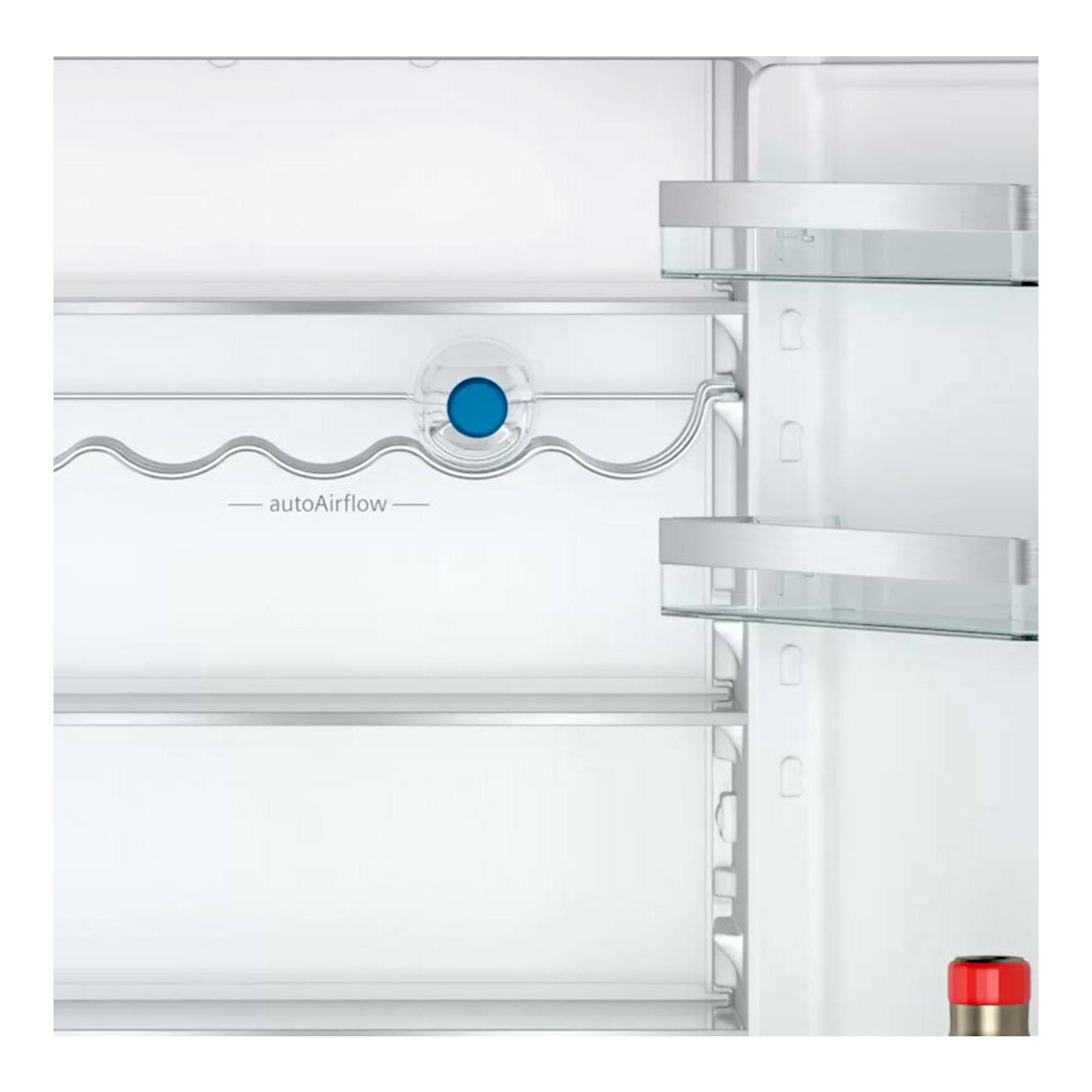 Interior de frigorífico integrable Siemens KI86NHFE0 en blanco, con estantes de cristal y sistema autoAirflow.