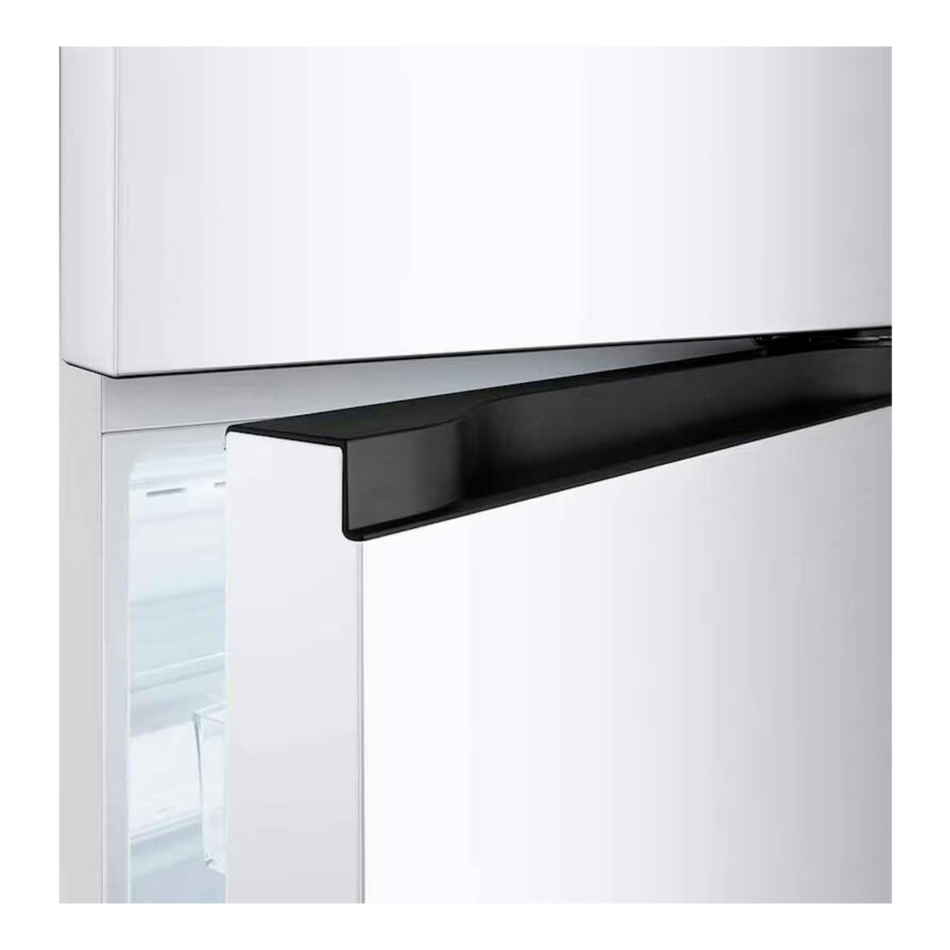 Frigorífico LG GTBV20SWZJD blanco, vista parcial frontal con tirador negro.
