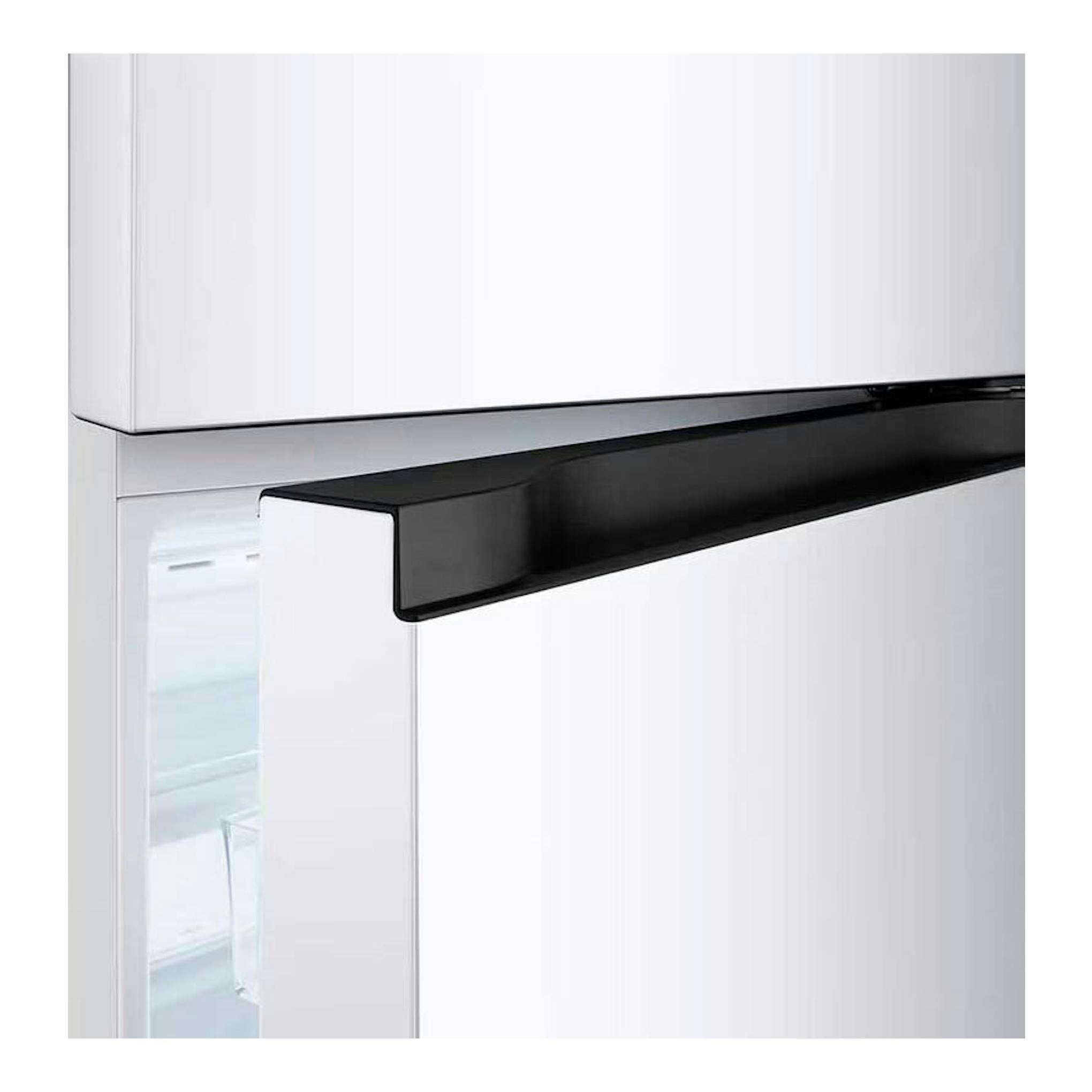 Frigorífico LG GTBV20SWZJD blanco, vista parcial frontal con tirador negro.