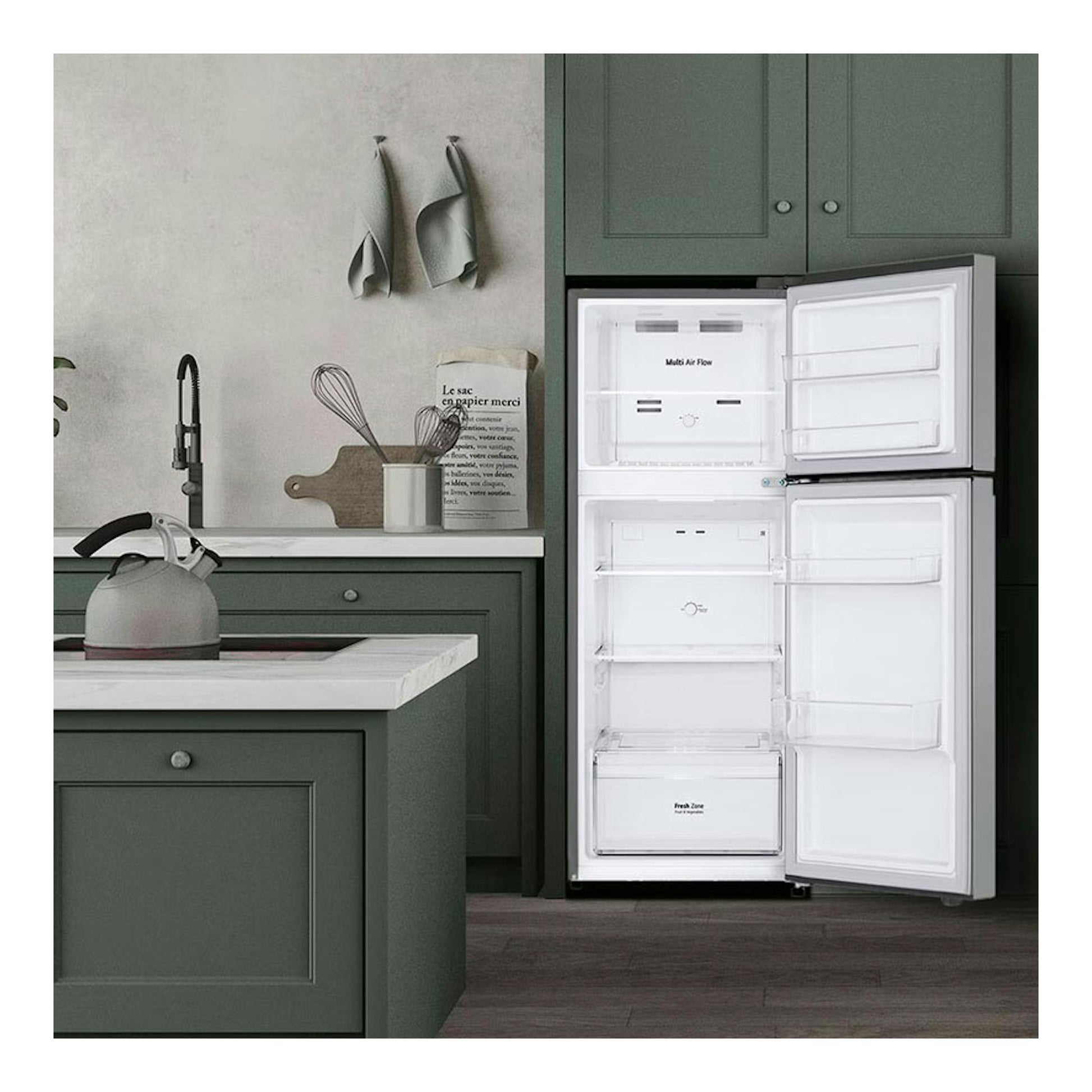 Frigorífico LG GTBV22PYNJ inox de dos puertas, vista frontal con puertas abiertas en una cocina verde.