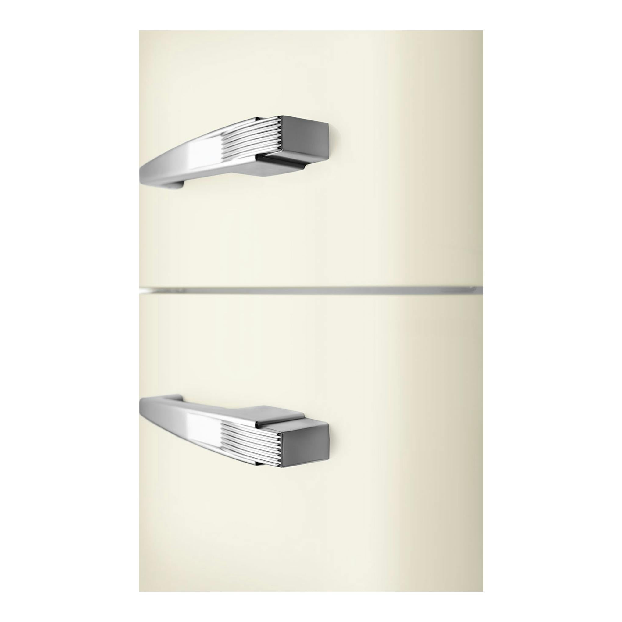 Frigorífico Smeg FAB30LCR6 crema, vista frontal parcial con dos tiradores plateados.