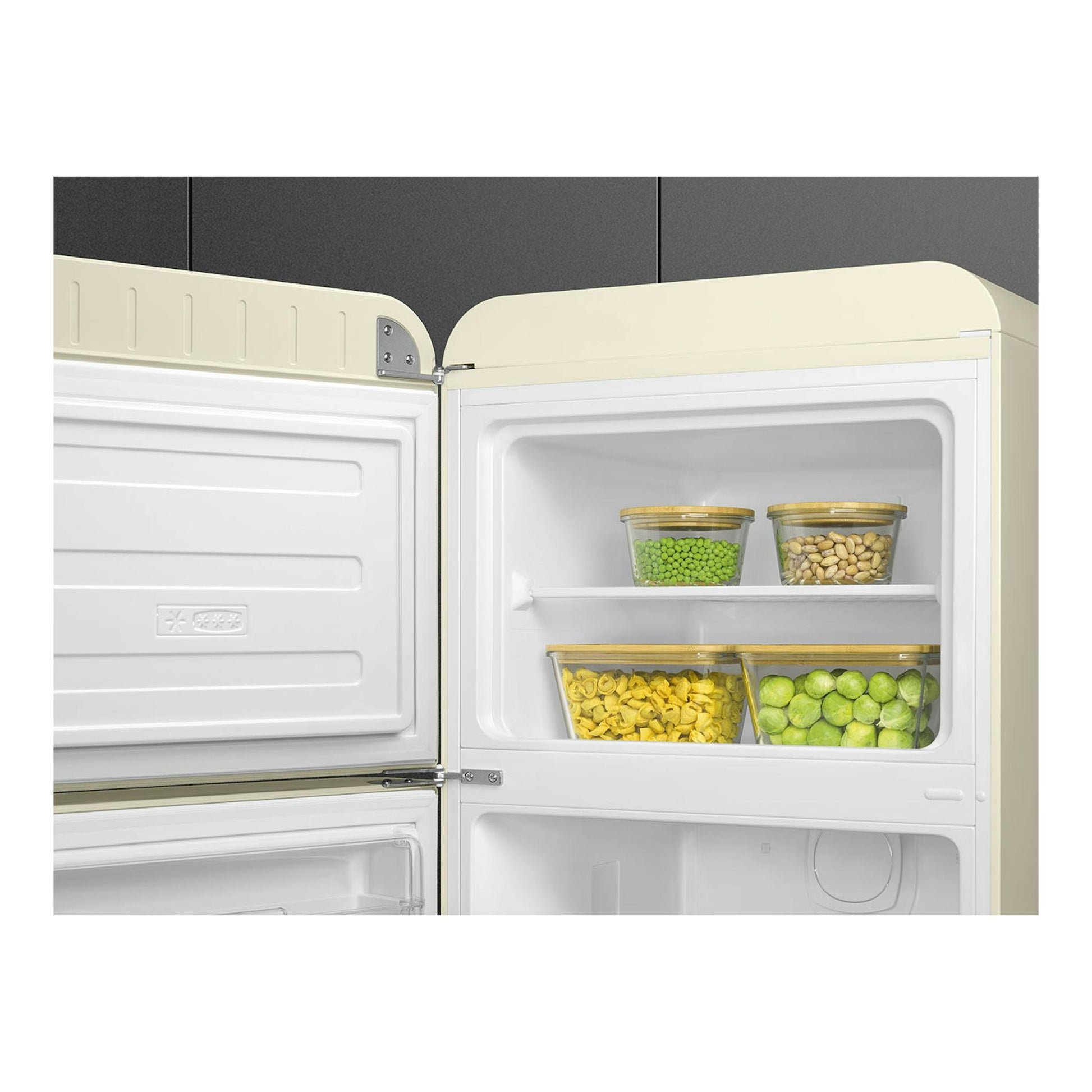 Frigorífico Smeg FAB30LCR6 crema, vista interior con dos puertas abiertas y recipientes en los estantes.