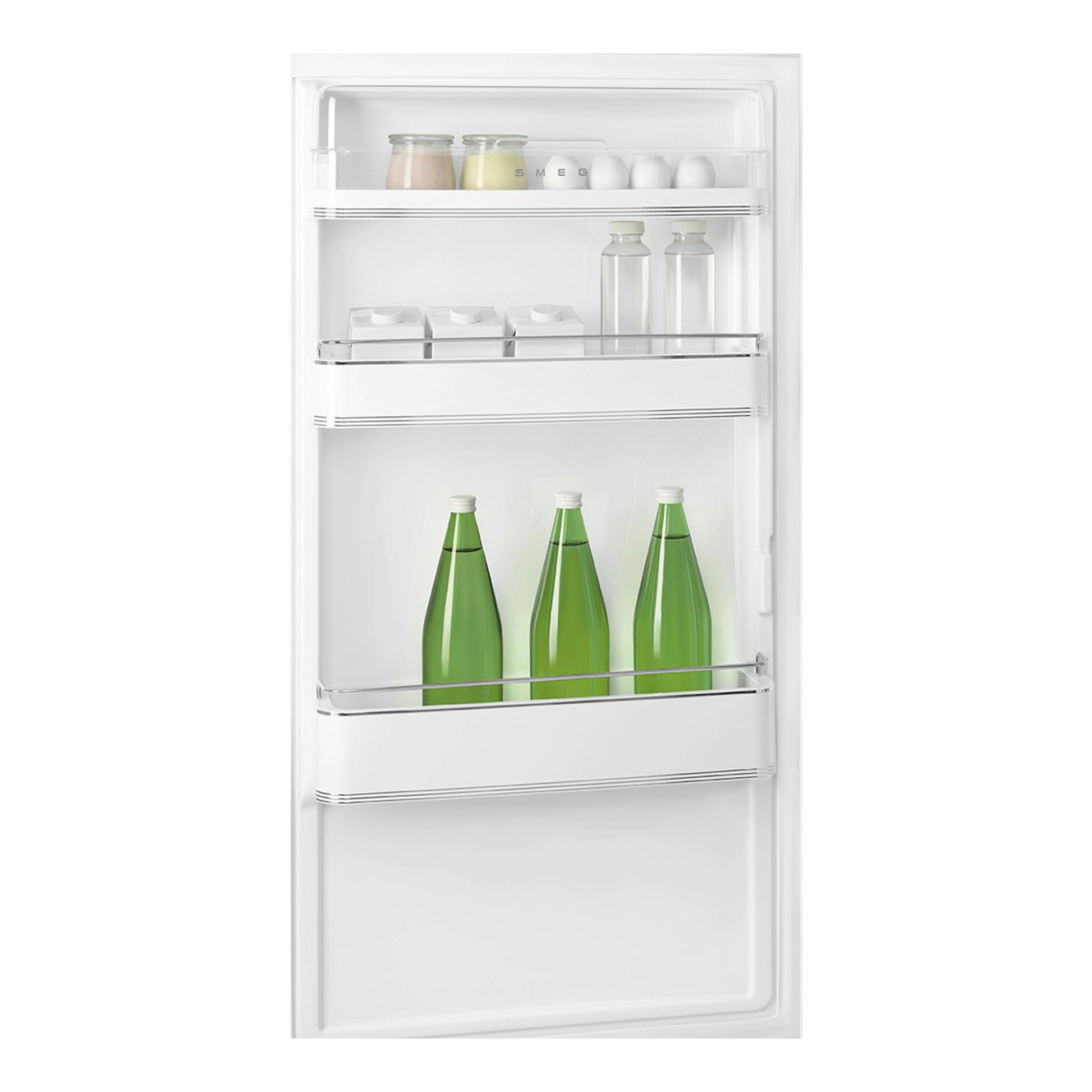Vista frontal del interior de un frigorífico combi Smeg FAB32LCR6 crema, con estantes y botellas.