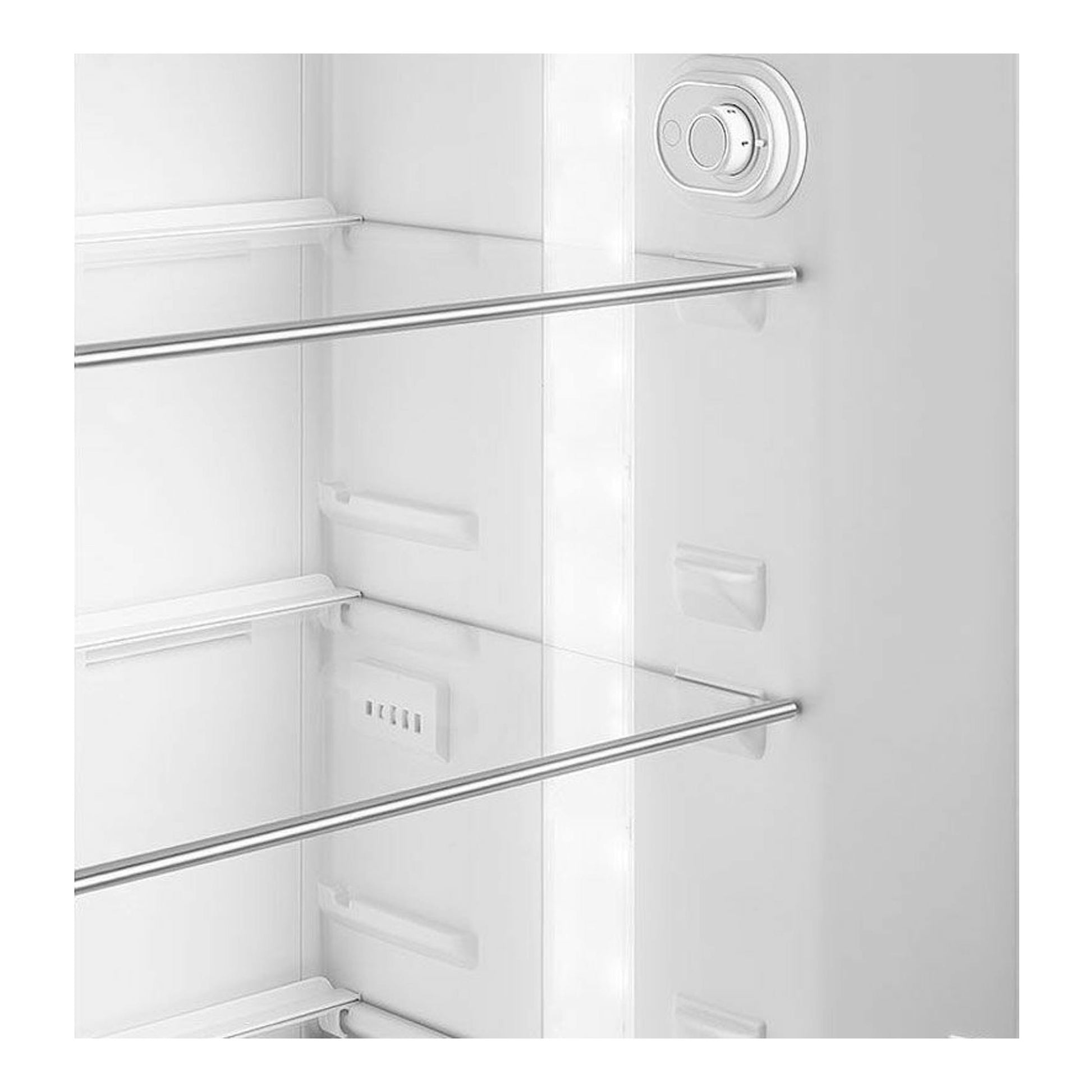 Interior de frigorífico blanco con estantes de cristal y barras metálicas, vista frontal.