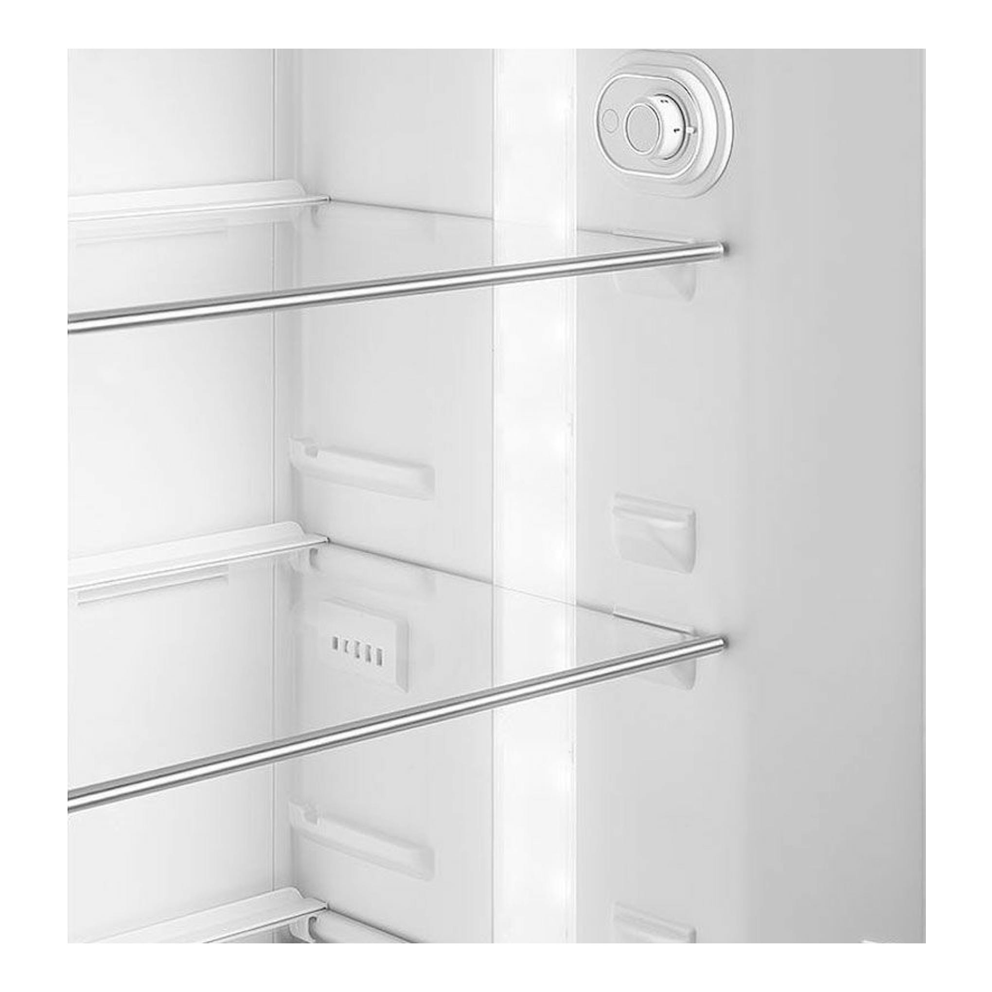 Interior de frigorífico blanco con estantes de cristal y barras metálicas, vista frontal.