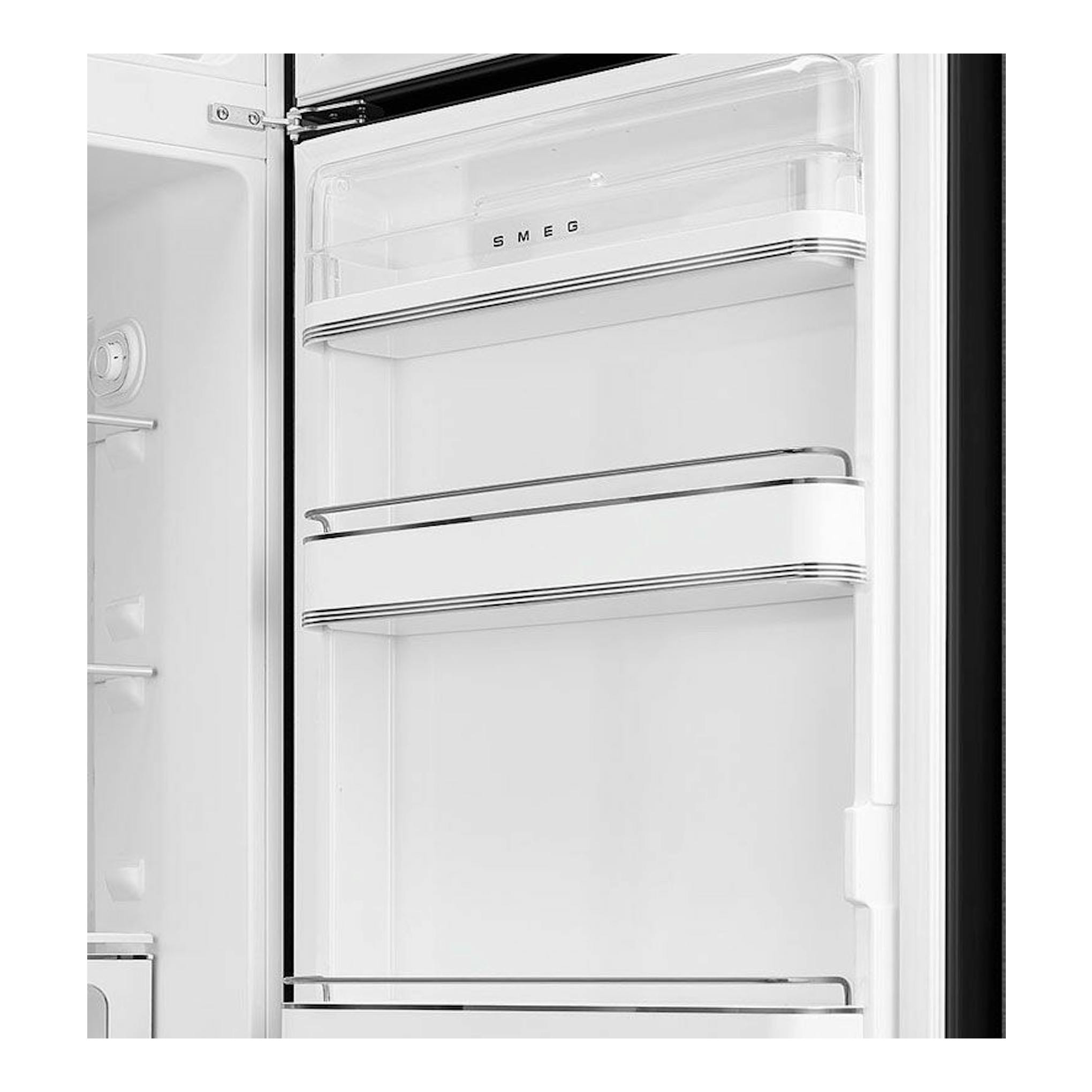 Interior de la puerta de un frigorífico Smeg blanco, con estantes y logo, vista frontal en primer plano.