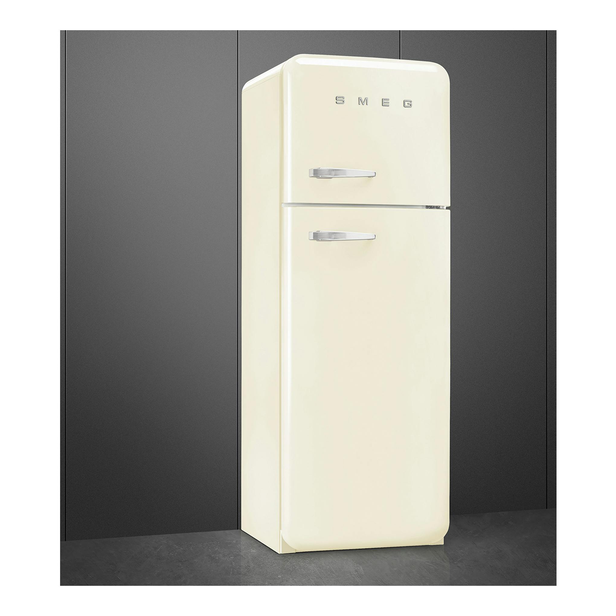 Frigorífico Smeg FAB30RCR6 crema de dos puertas, vista frontal ligeramente en ángulo.