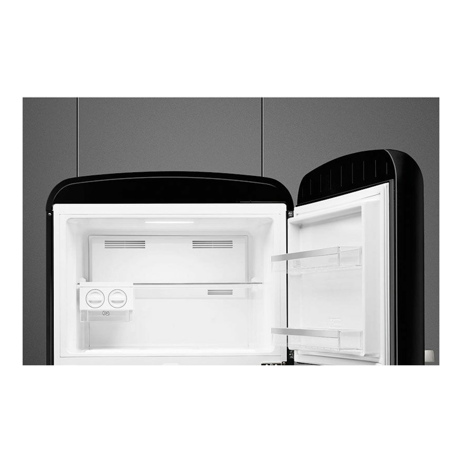 Frigorífico Smeg FAB50RBL5 negro de dos puertas, vista frontal con puertas abiertas e interior blanco.