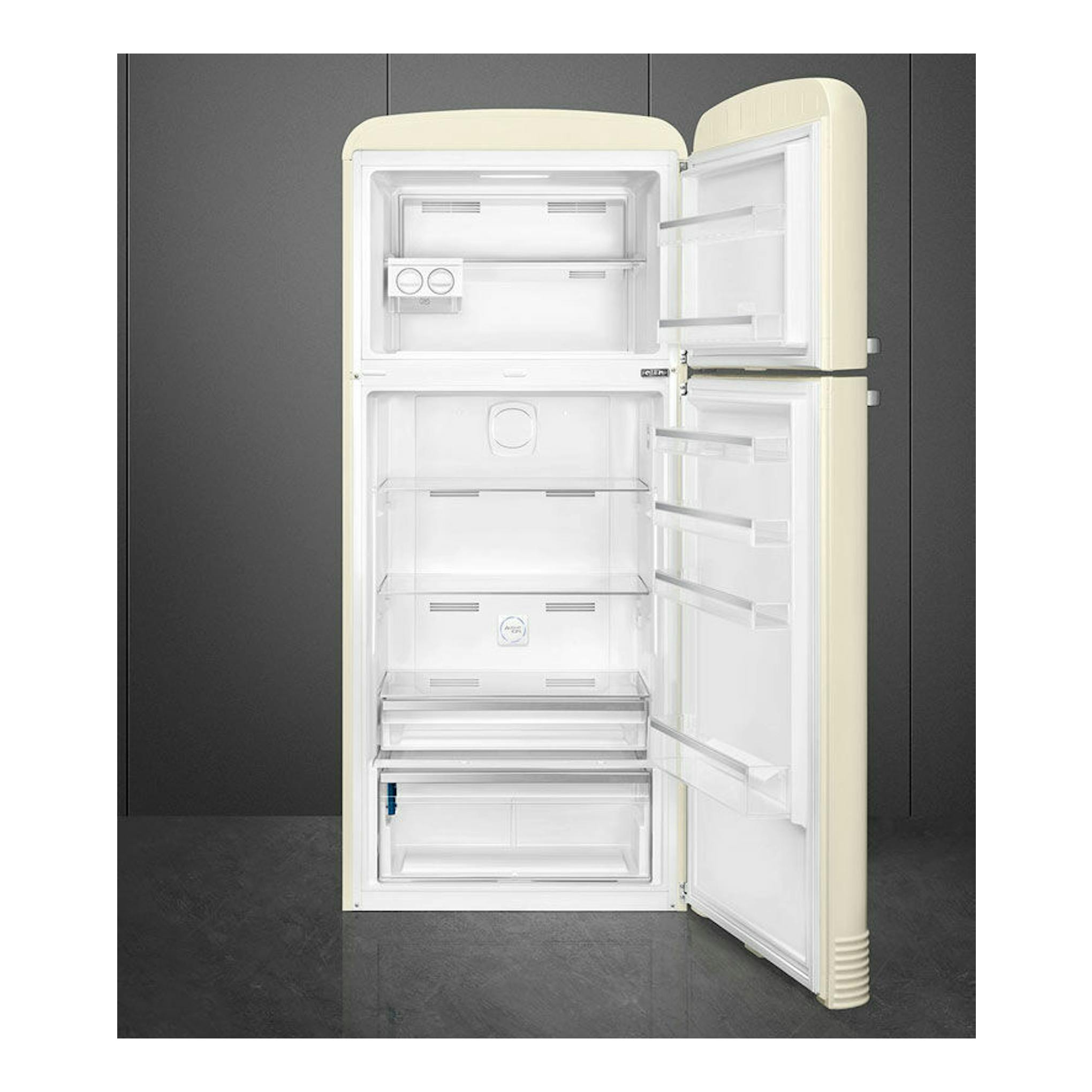 Frigorífico Smeg FAB50RCR5 crema, vista frontal con dos puertas abiertas y interior blanco.