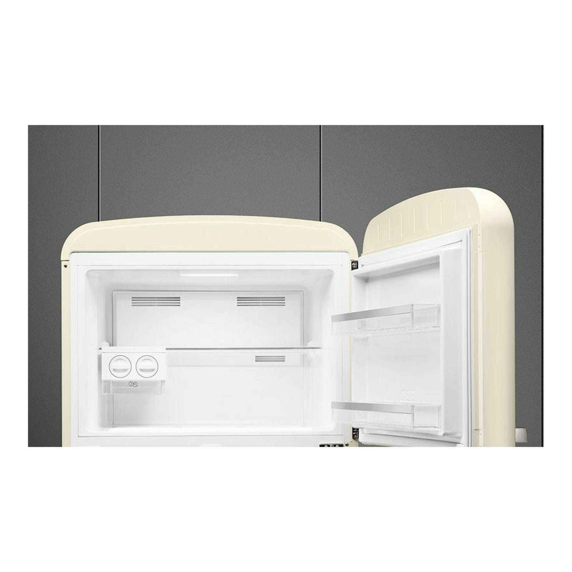 Frigorífico Smeg FAB50RCR5 crema, vista frontal con dos puertas abiertas e interior blanco.