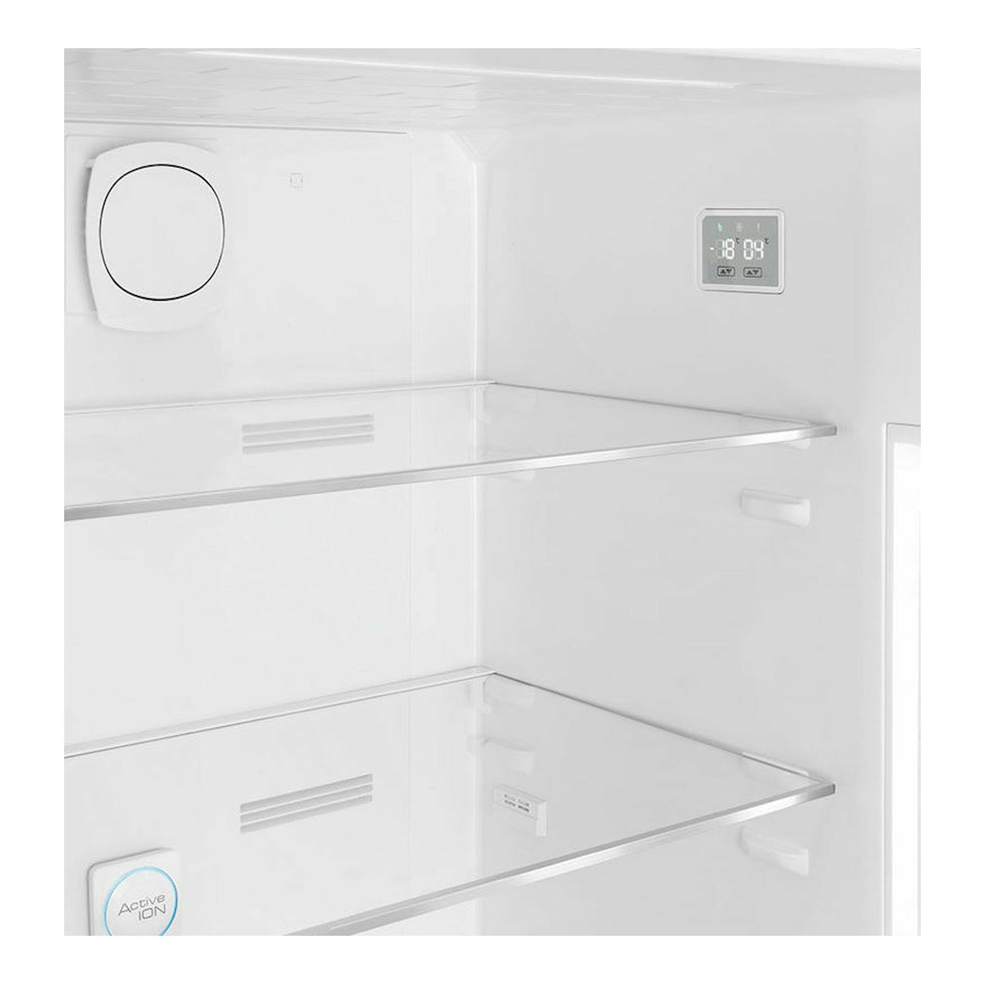 Interior de frigorífico Smeg FAB50RCR5 crema, con baldas de vidrio y panel digital, vista frontal.