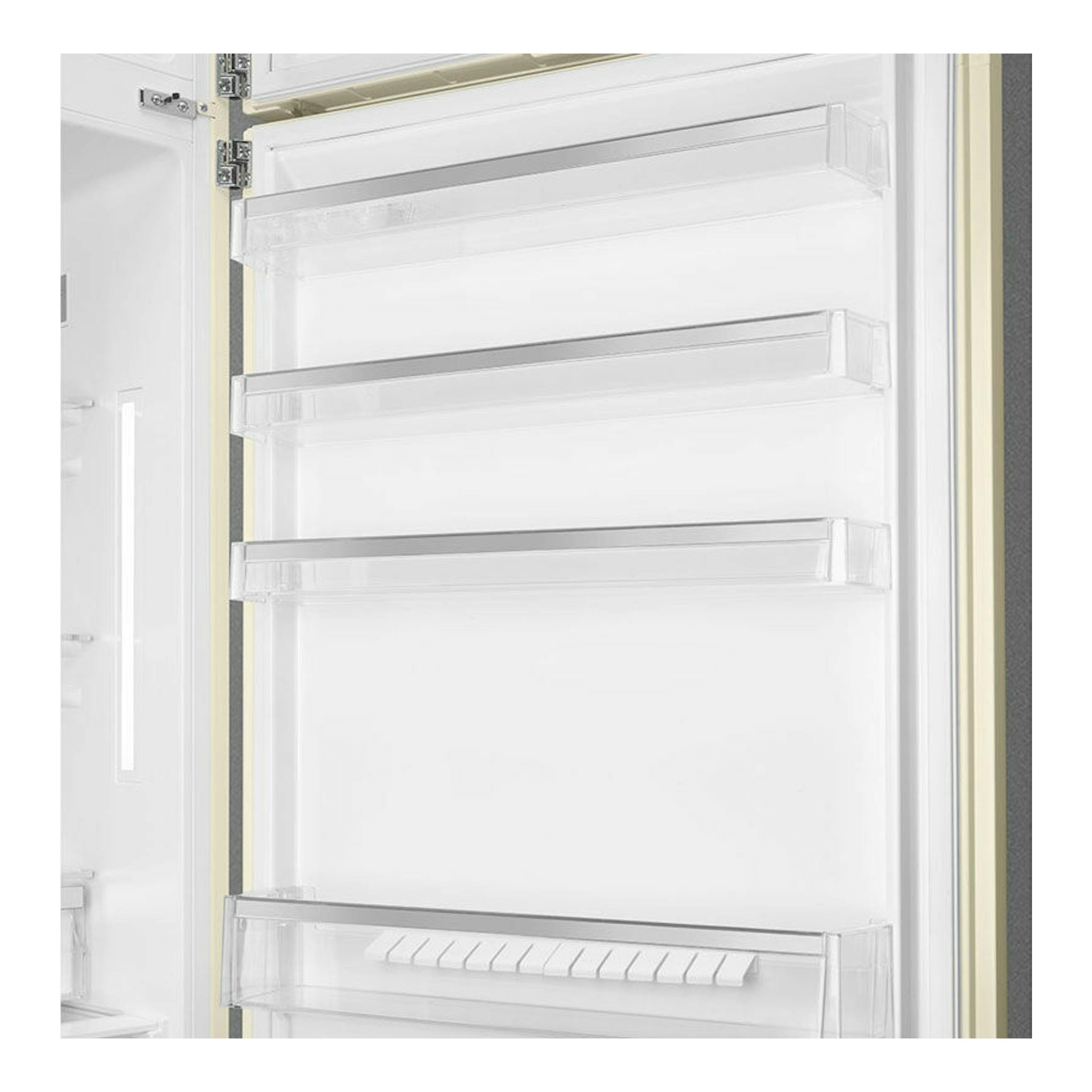 Interior de frigorífico Smeg FAB50RCR5 crema, con baldas transparentes en vista frontal.