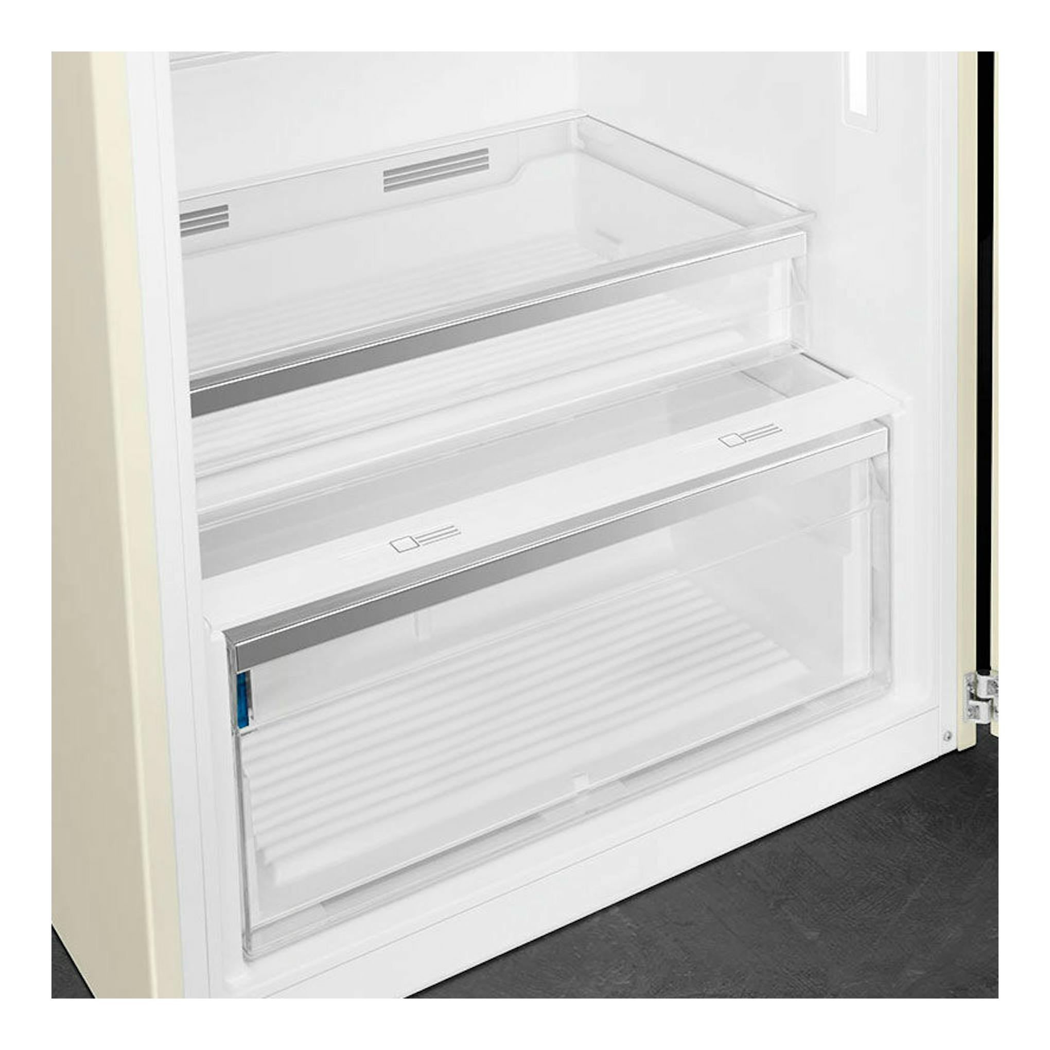 Interior de frigorífico Smeg FAB50RCR5 crema, con dos cajones transparentes y vista frontal.