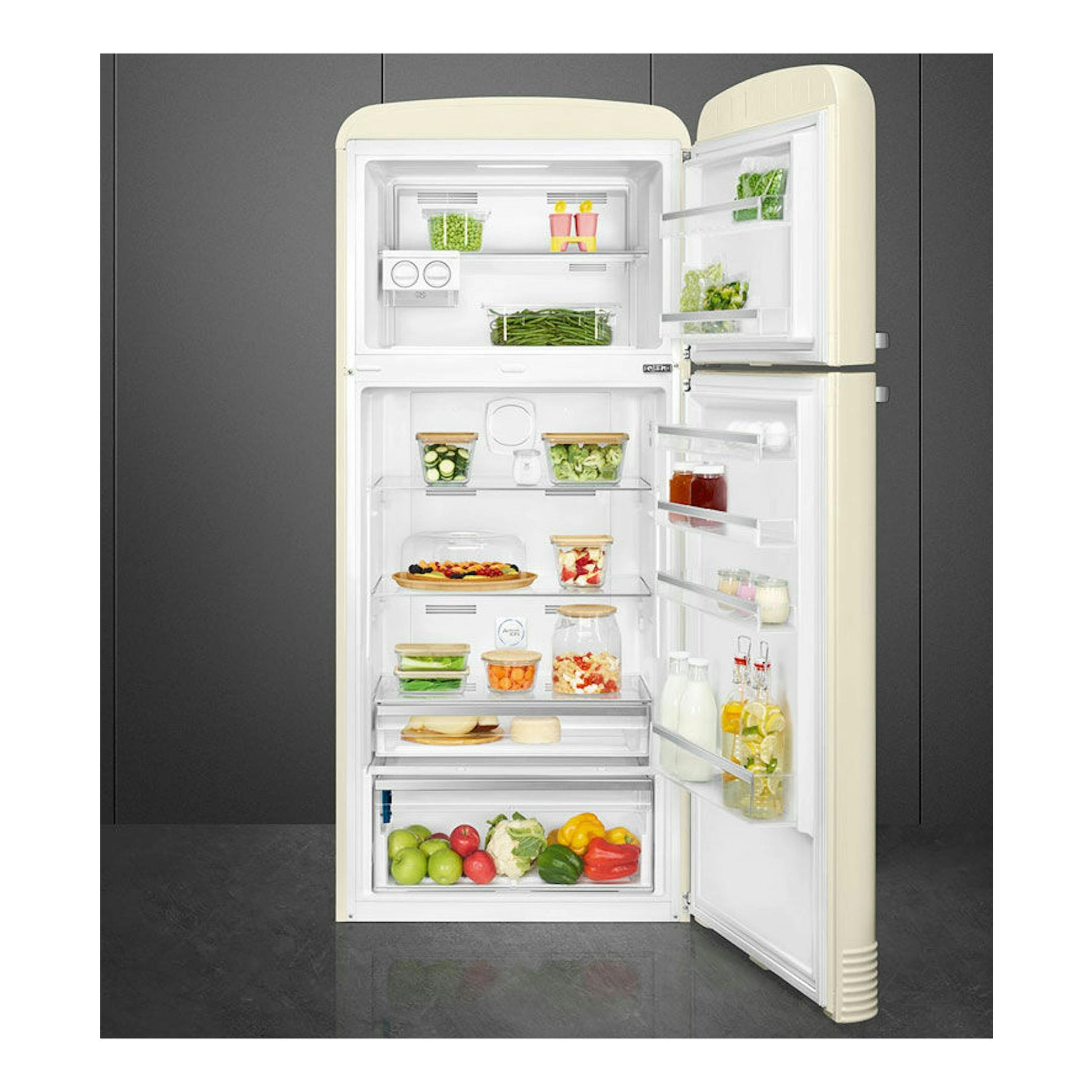 Frigorífico Smeg FAB50RCR5 crema, vista frontal, abierto, con compartimentos y alimentos visibles.