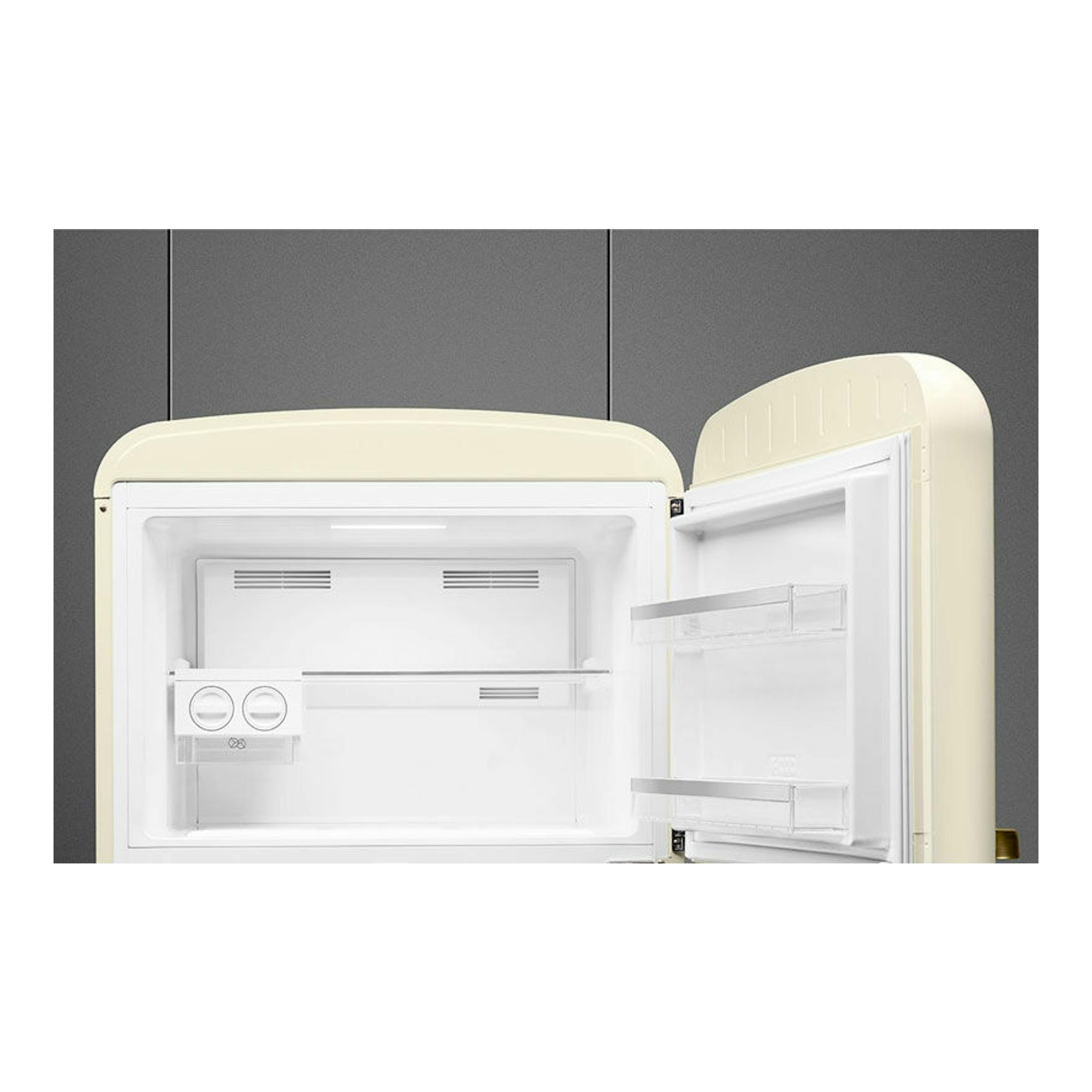 Frigorífico Smeg FAB50RCRB5 crema, vista frontal con puertas abiertas e interior blanco.