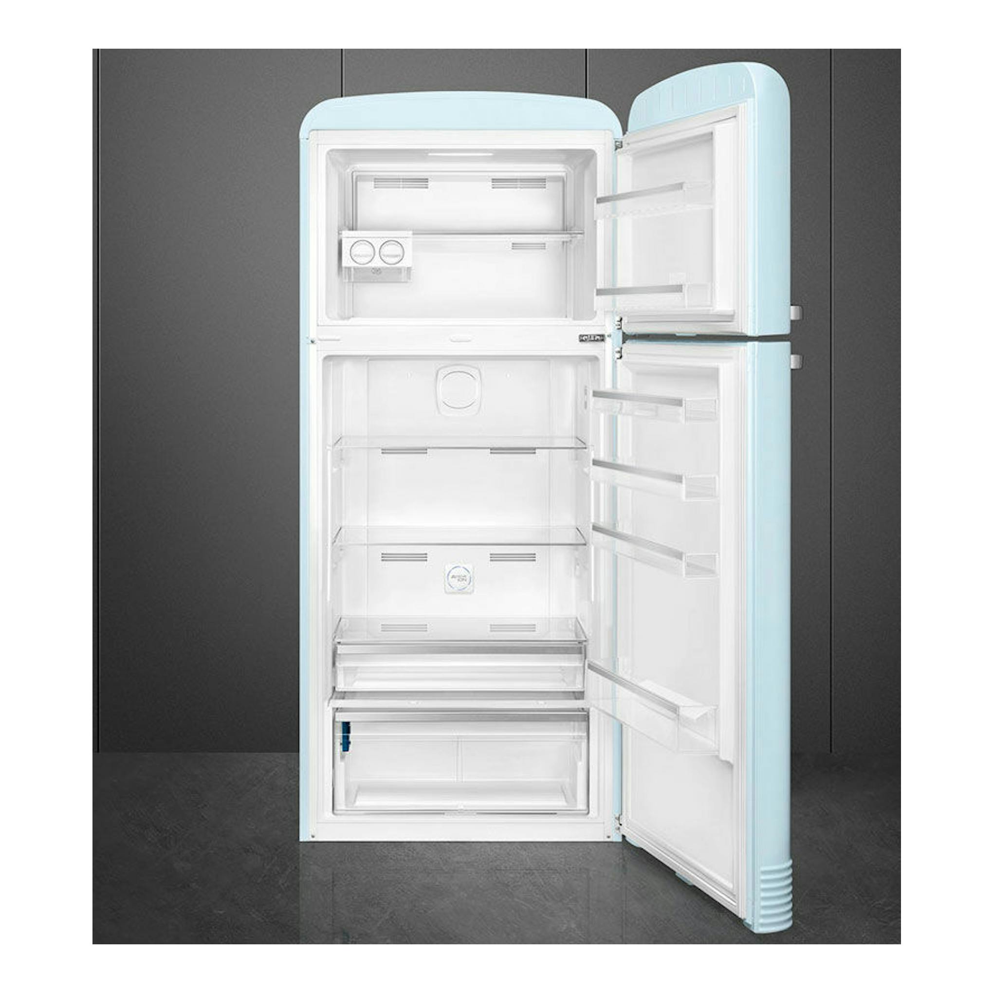 Frigorífico Smeg FAB50RPB5 azul claro, vista frontal con las dos puertas abiertas y el interior visible.