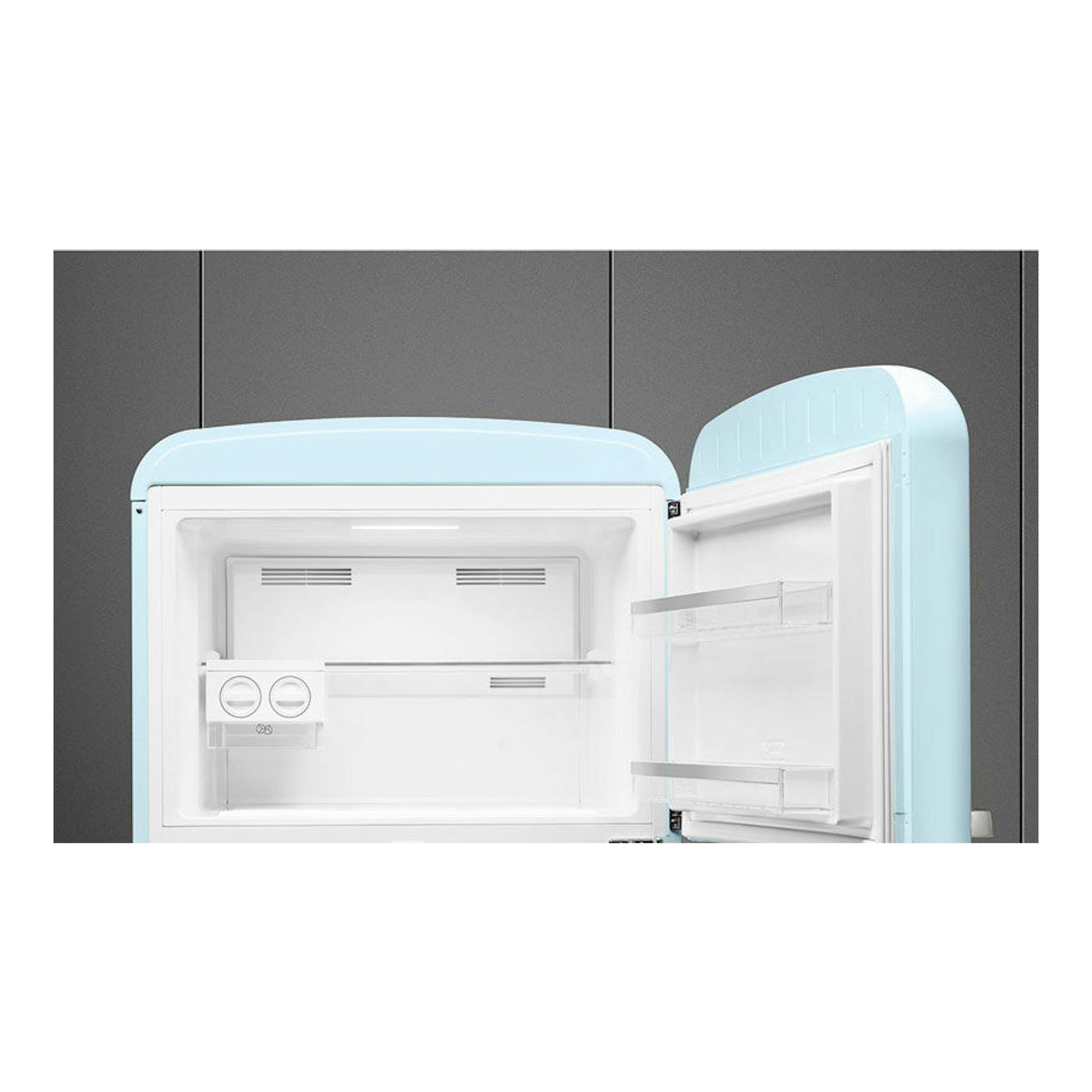 Frigorífico Smeg FAB50RPB5 azul claro, vista frontal con puertas abiertas y interior blanco.