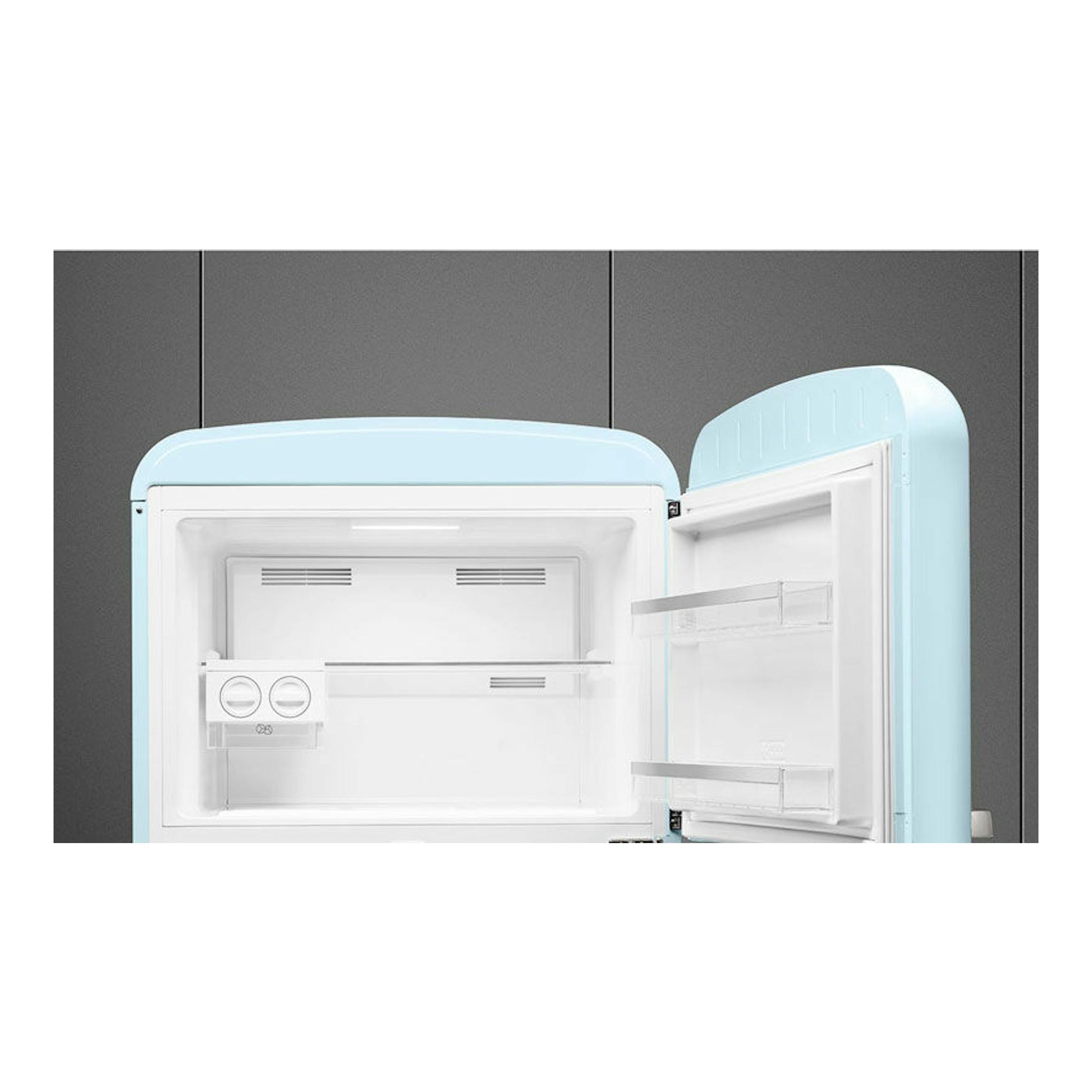 Frigorífico Smeg FAB50RPB5 azul claro, vista frontal con puertas abiertas y interior blanco.